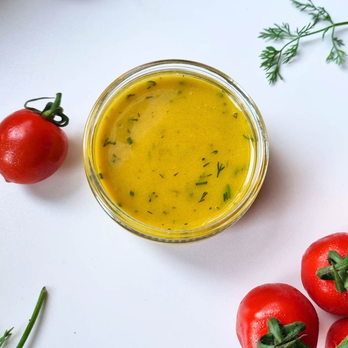 Makkelijke dressing van honing, mosterd en dille. Lekker in combinatie met een salade met geitenkaas