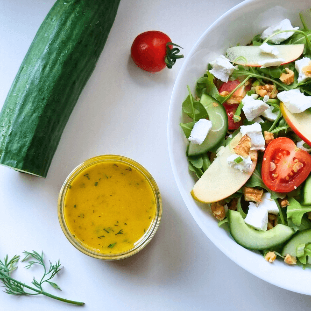 Geitenkaassalade met rucola, appel, komkommer & walnoten