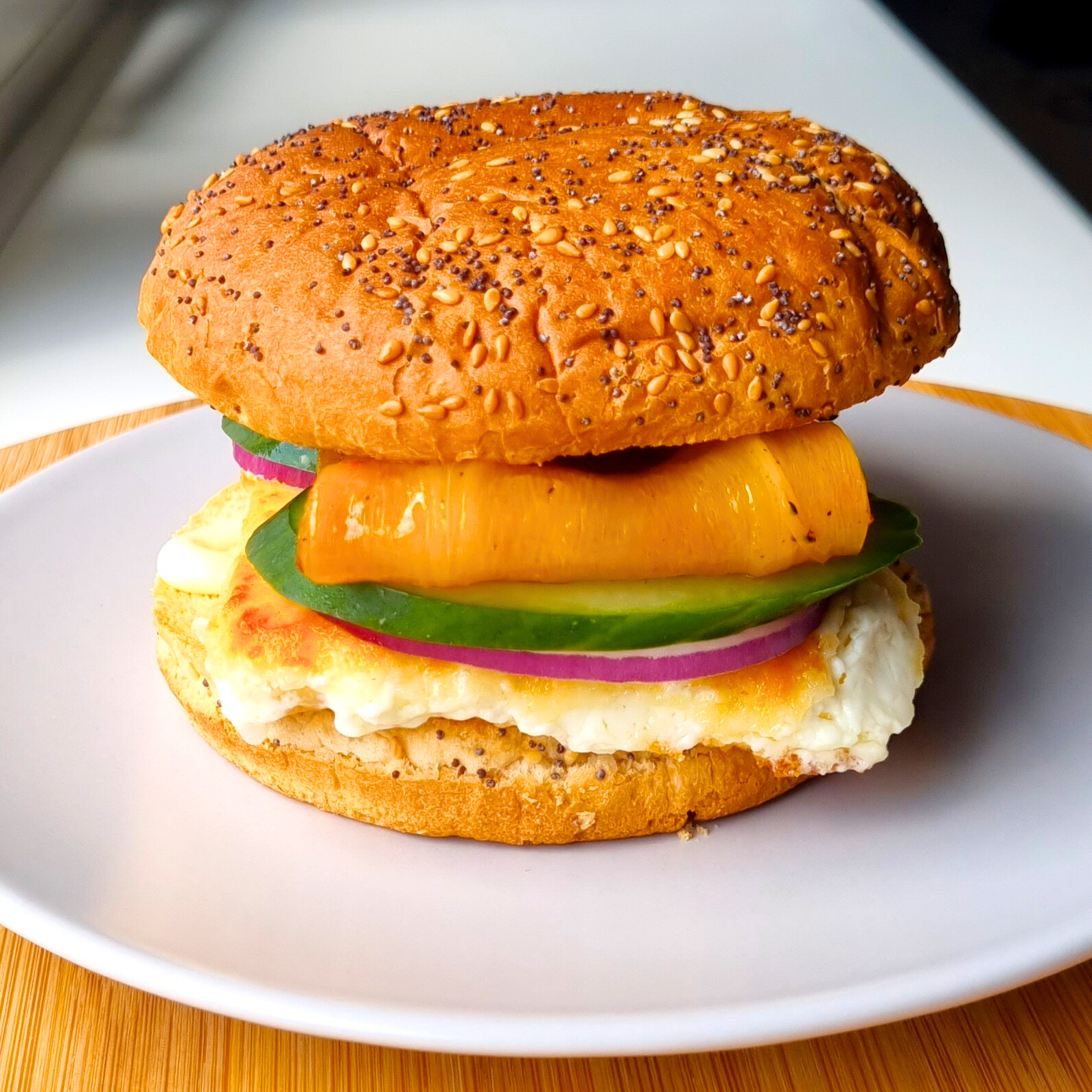 Hamburger Griekse feta saganaki met geroosterde puntpaprika