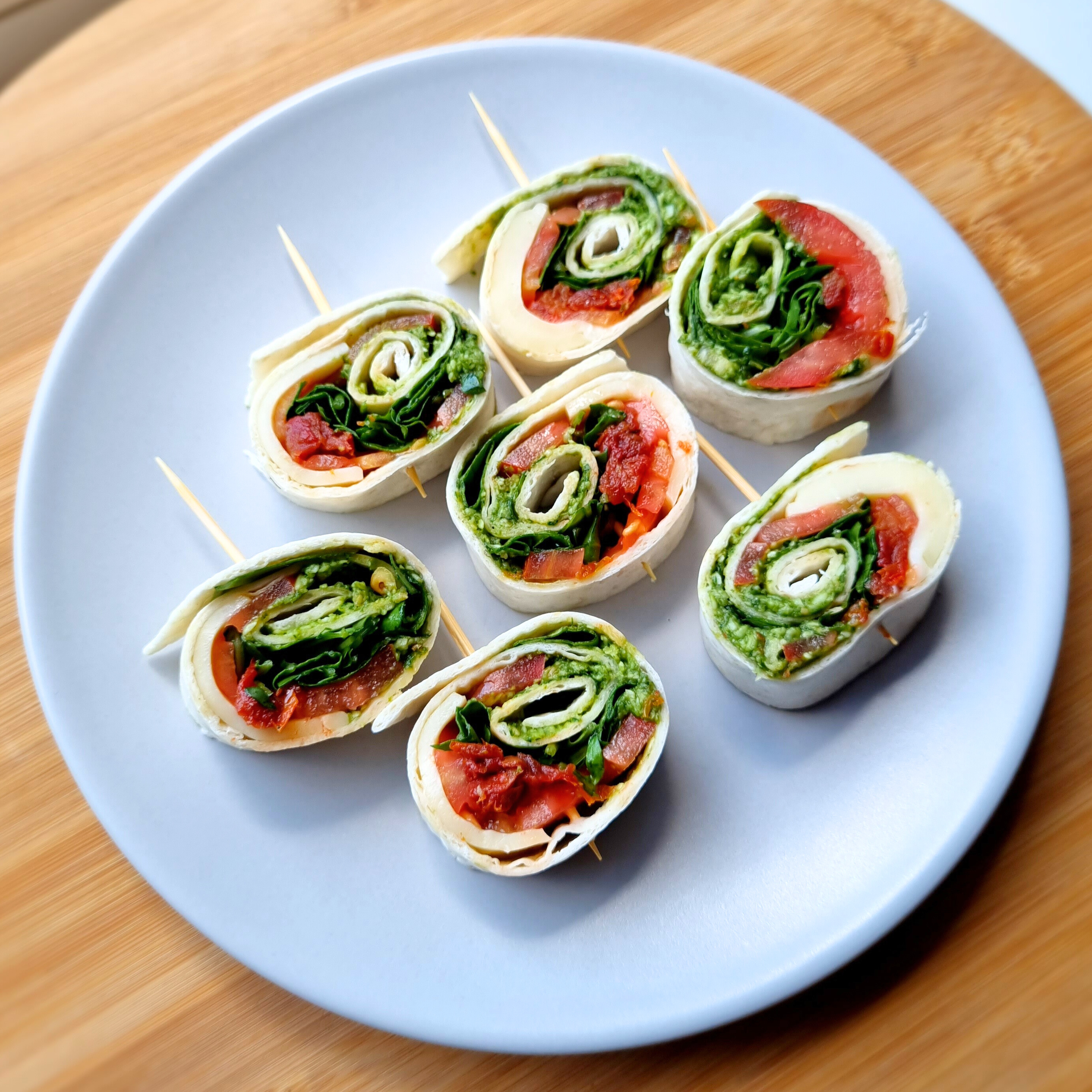 Wraprolletjes mozzarella, basilicum, tomaat & pesto Genovese