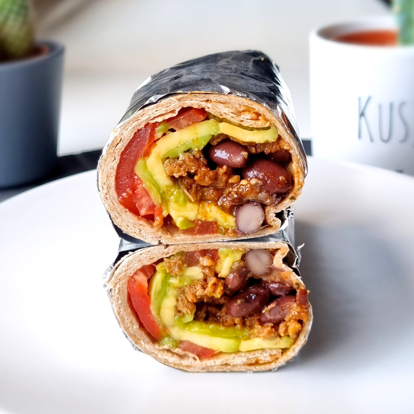 Makkelijke vegan lunch boordevol gezonde vetten, eiwit en vezels. Met tomaat, avocado, sojagehakt en zwarte bonen