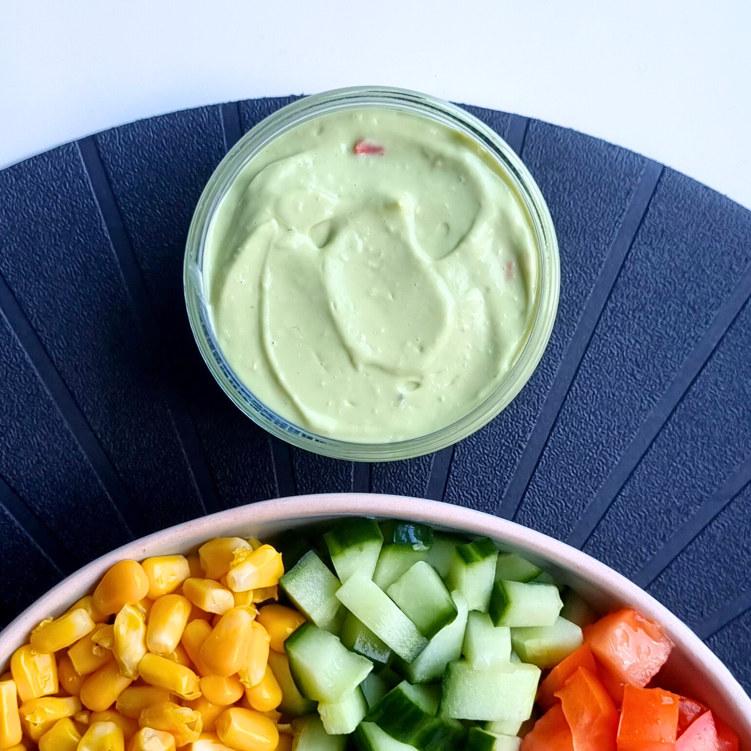 Heerlijke toevoeging aan een borrelplankje: avocadomayonaise met chili en knoflook