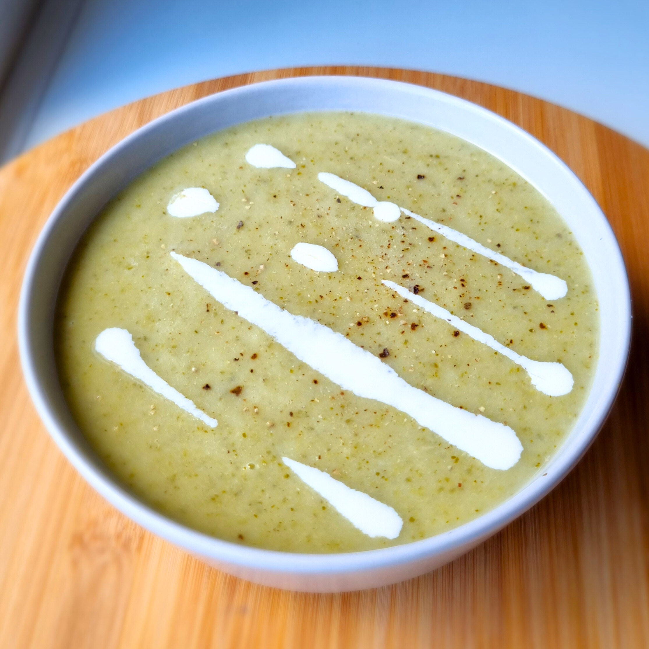 Zelfgemaakte broccolisoep van broccoliroosjes en stronk. Makkelijk, mager, eiwitrijk en super gezond