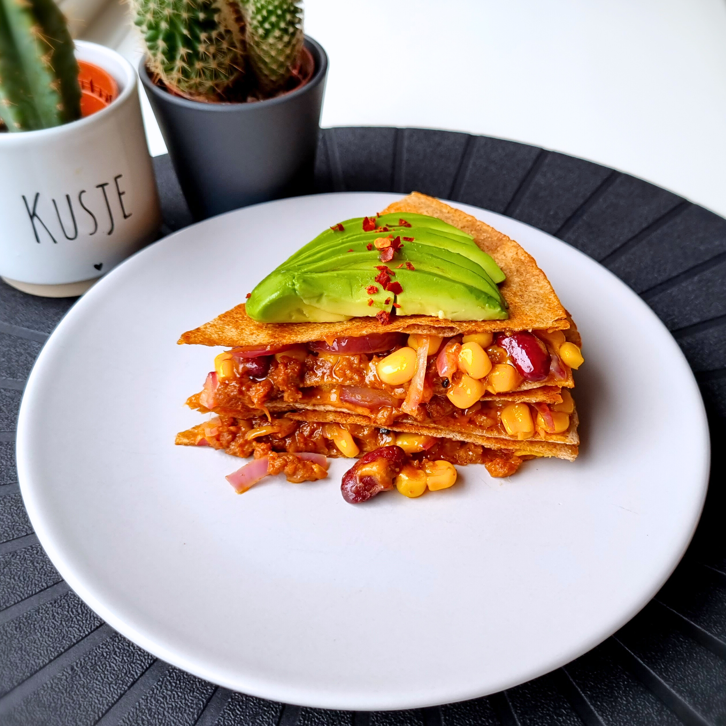 Quesadilla cheddar, gekruid vegagehakt, kidneybonen & maïs