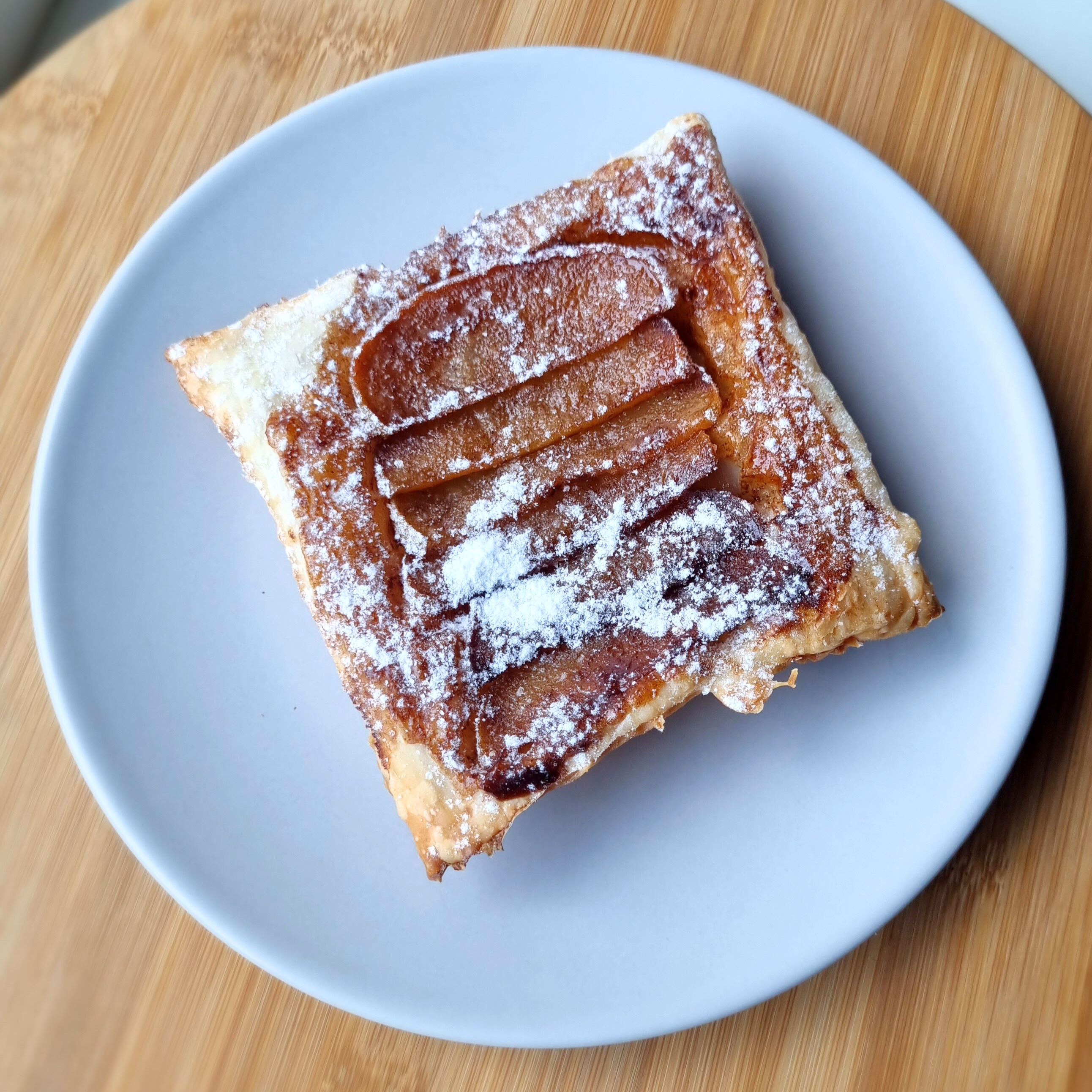 Makkelijk en snel nagerecht uit de oven. Weinig nodig en zó klaar met Elstar appel, basterdsuiker & kaneel