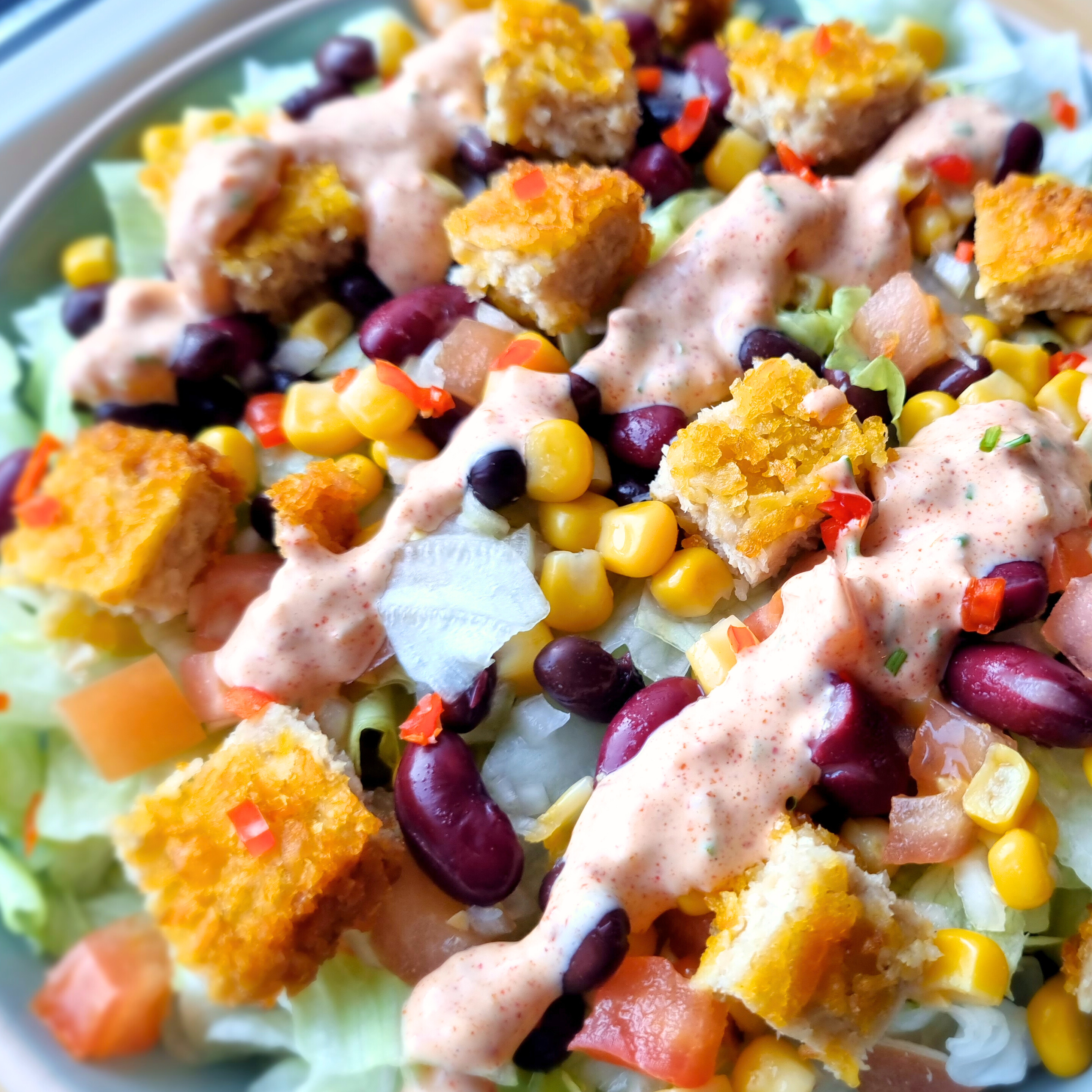 Eiwitrijke salade met kidneybonen, zwarte bonen & krokante vegan kipburger