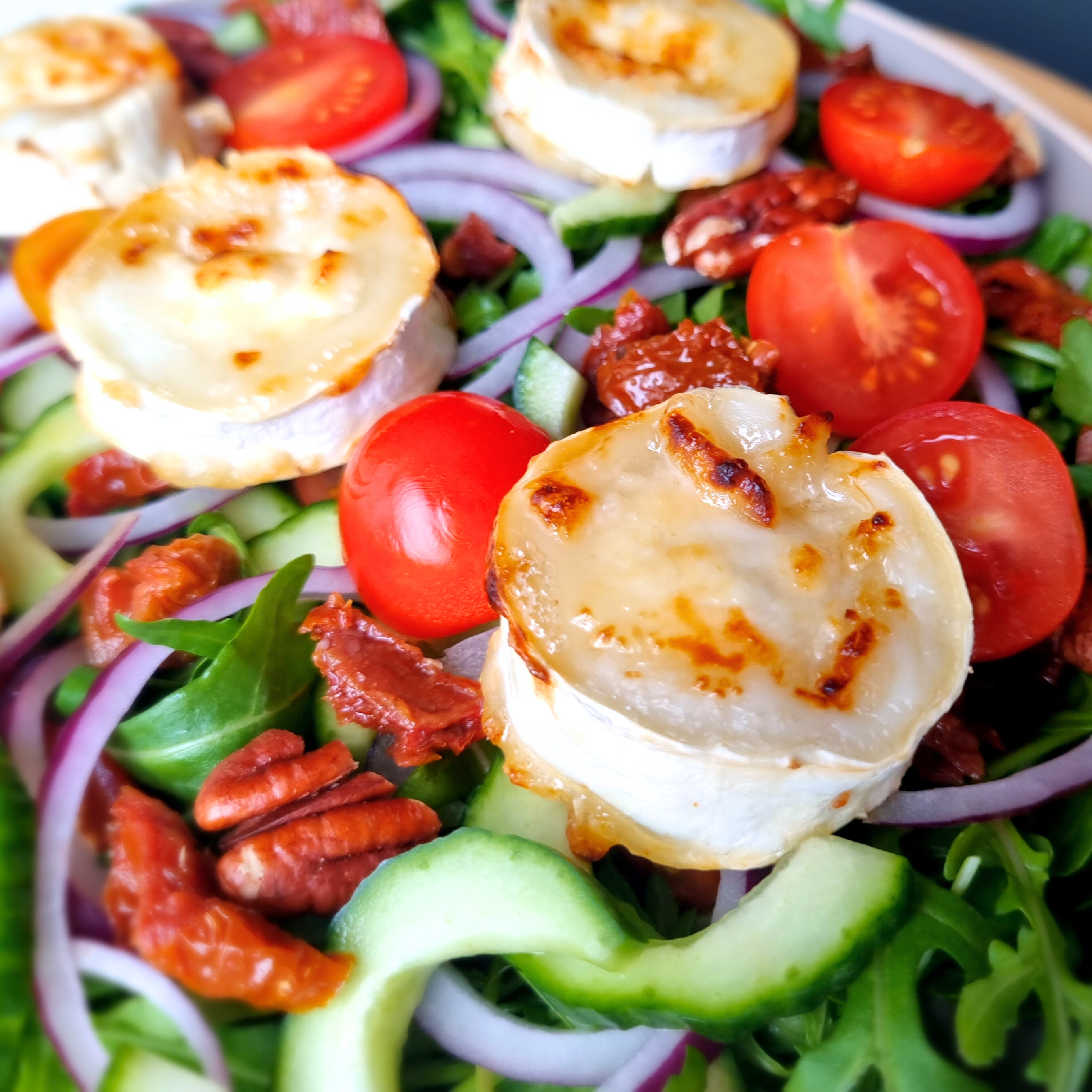 Salade warme geitenkaas met pecannoten