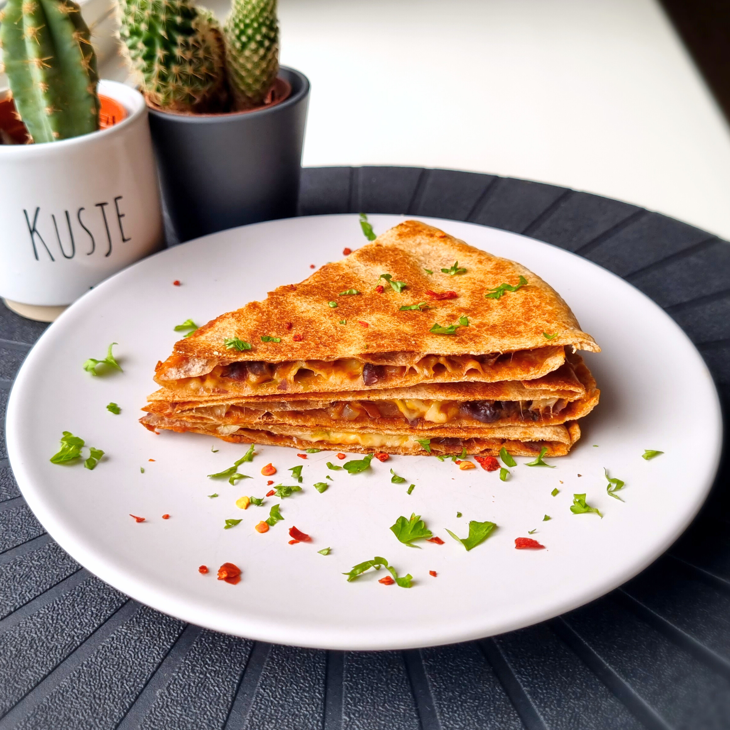 Heerlijk als snack en tijdens de lunch: deze quesadilla's met zwarte bonen, cheddar en jonge kaas