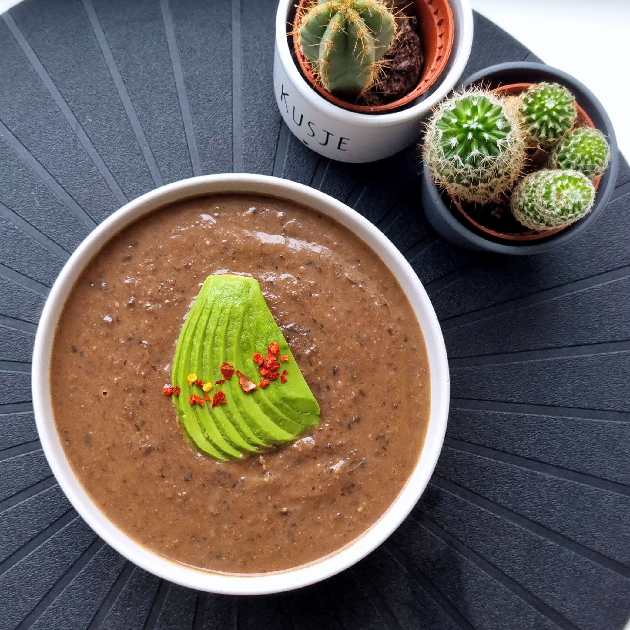 Makkelijk en goedkoop vegan recept voor Mexicaanse zwarte bonensoep. Vezelrijk, slank en boordevol goeds