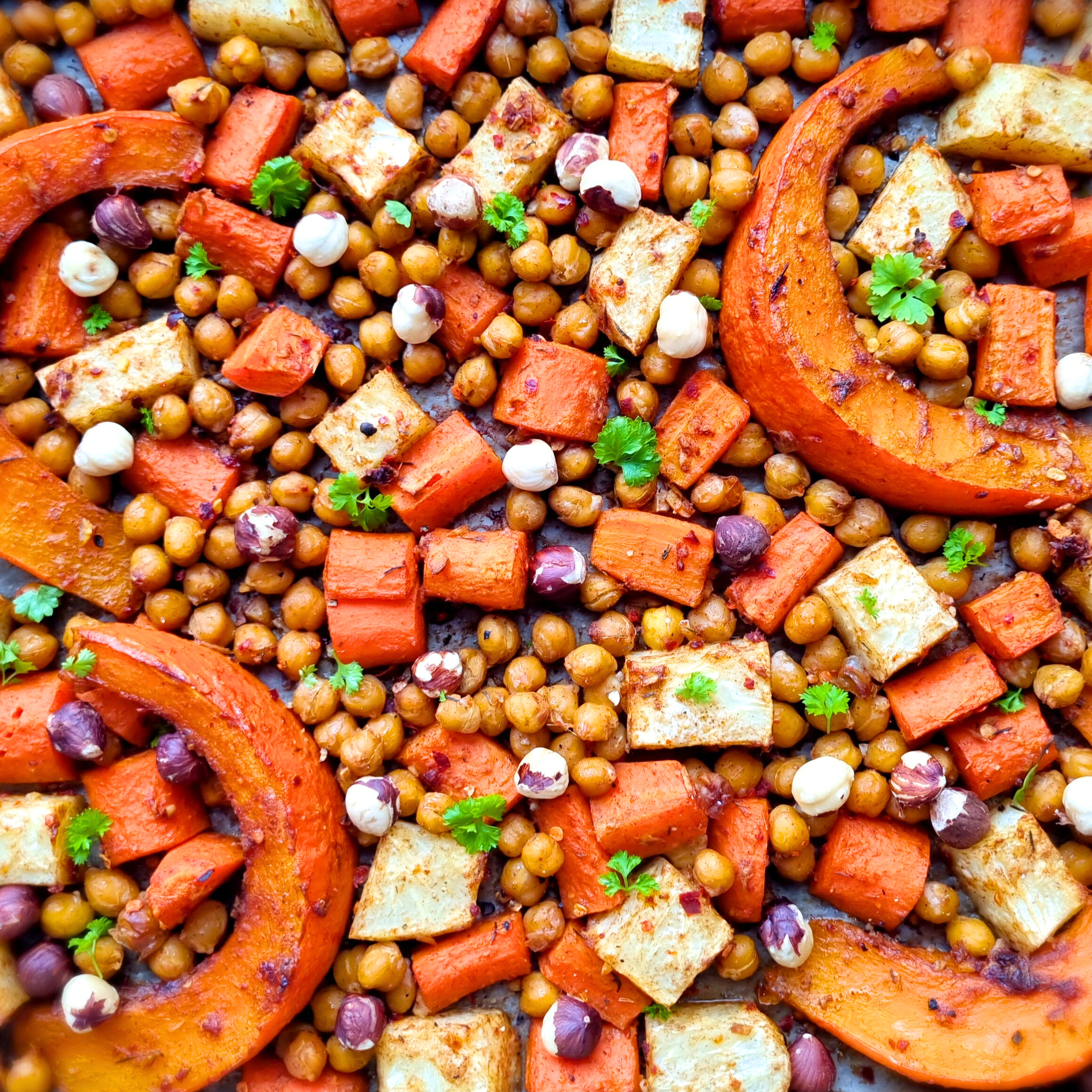Traybake herfstgroenten, kikkererwten & hazelnoten