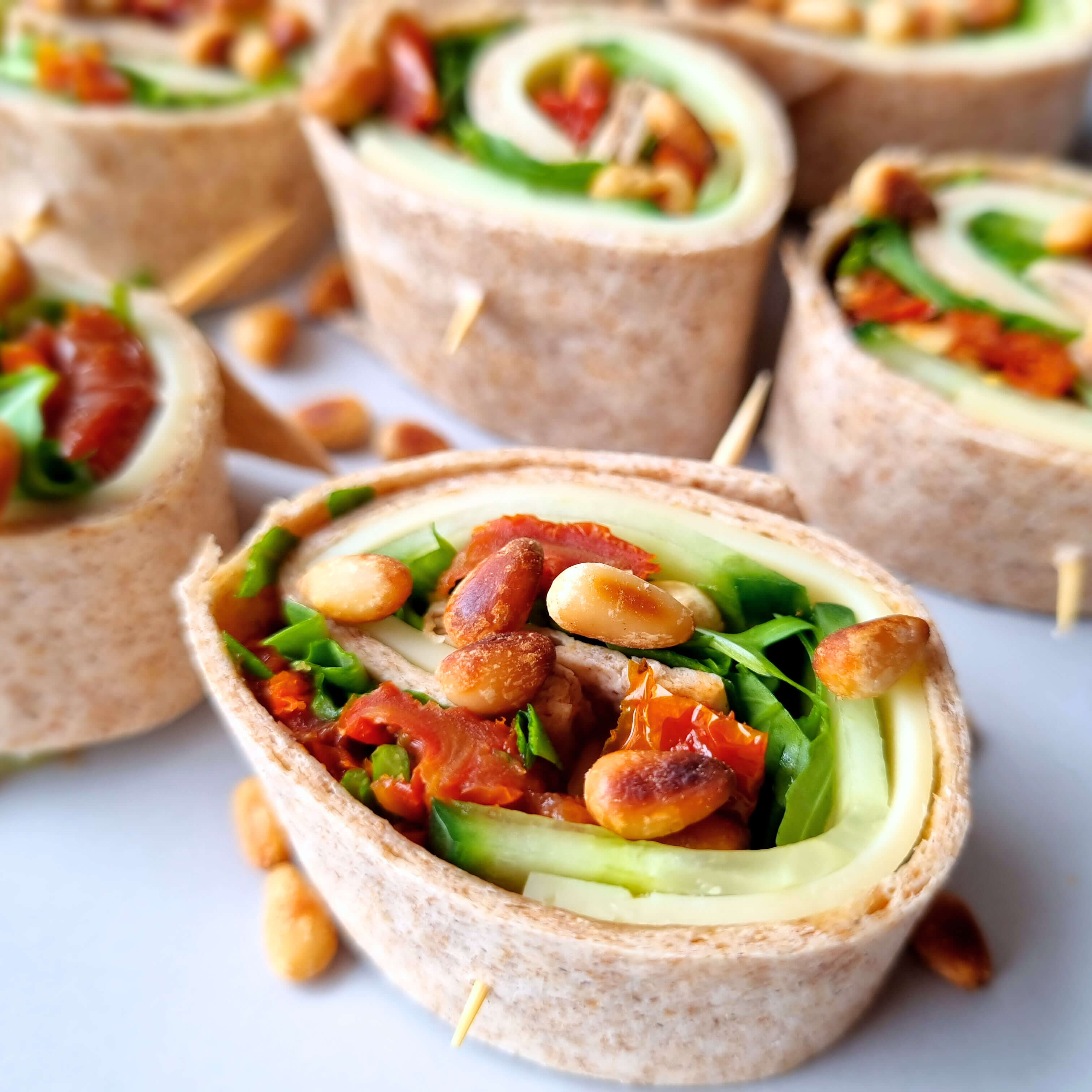 Wraprolletjes kaas, komkommer, zongedroogde tomaat & pijnboompitten