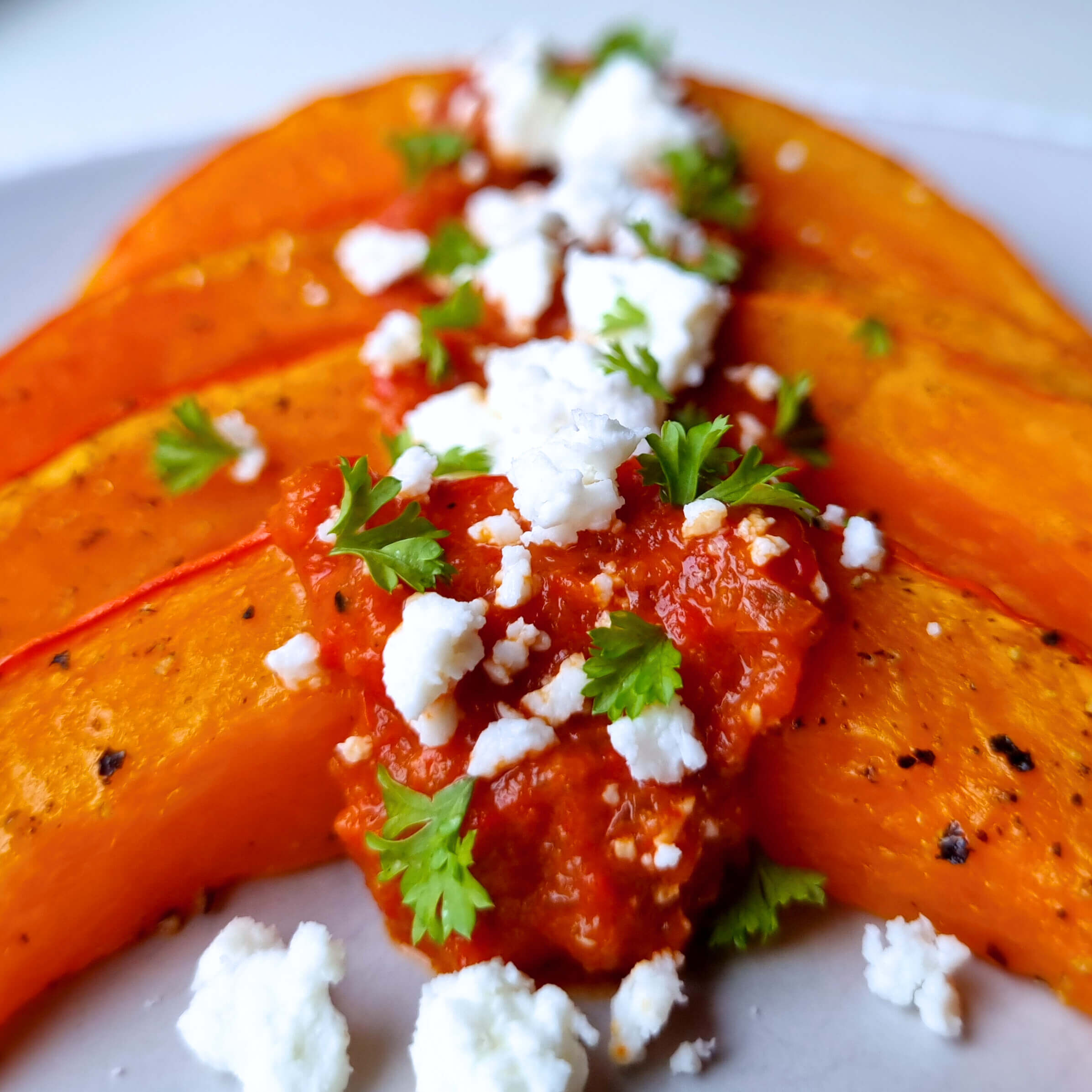 Pompoen uit de oven met geroosterde paprikasaus & feta