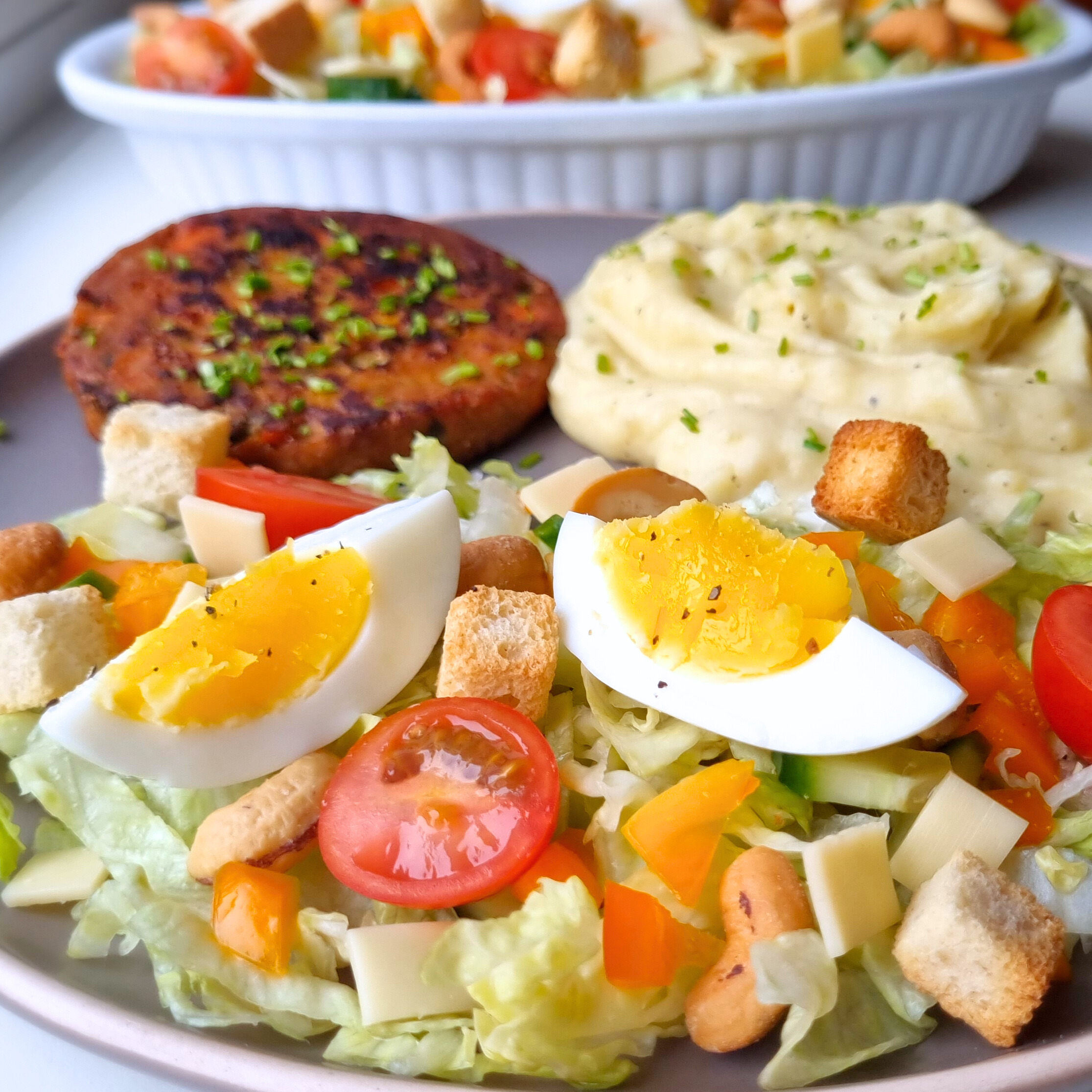 Hollandse boerensalade met tomaat, komkommer, paprika, cashewnoten, jonge Goudse kaas, croutons en een gekookt eitje