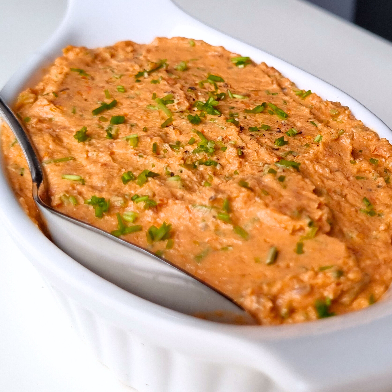 Zó klaar: deze zongedroogde tomaat-ricottasaus. Perfect voor bij de pasta, met geroosterde groenten en nog veel meer