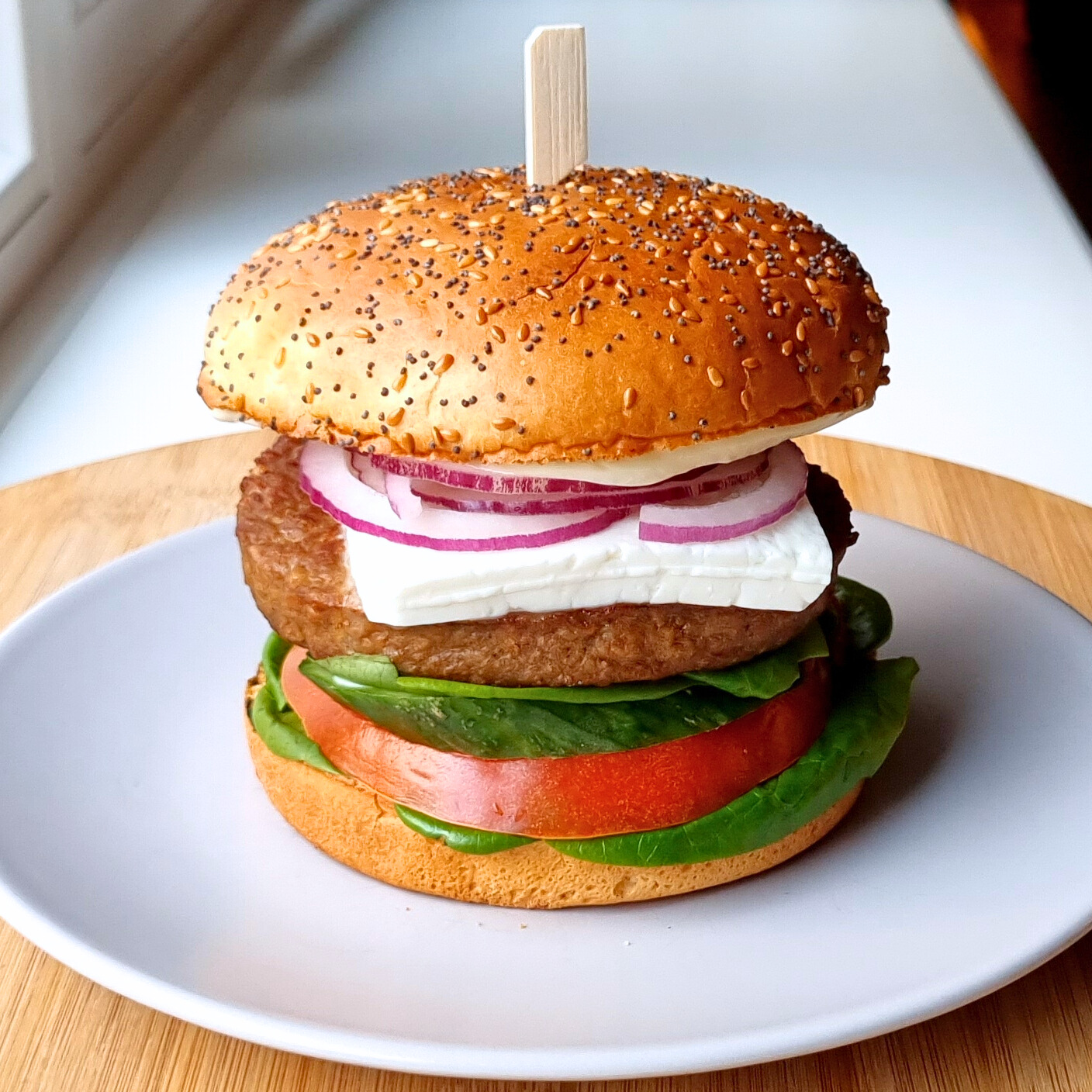 Griekse hamburger met feta, komkommer & tomaat