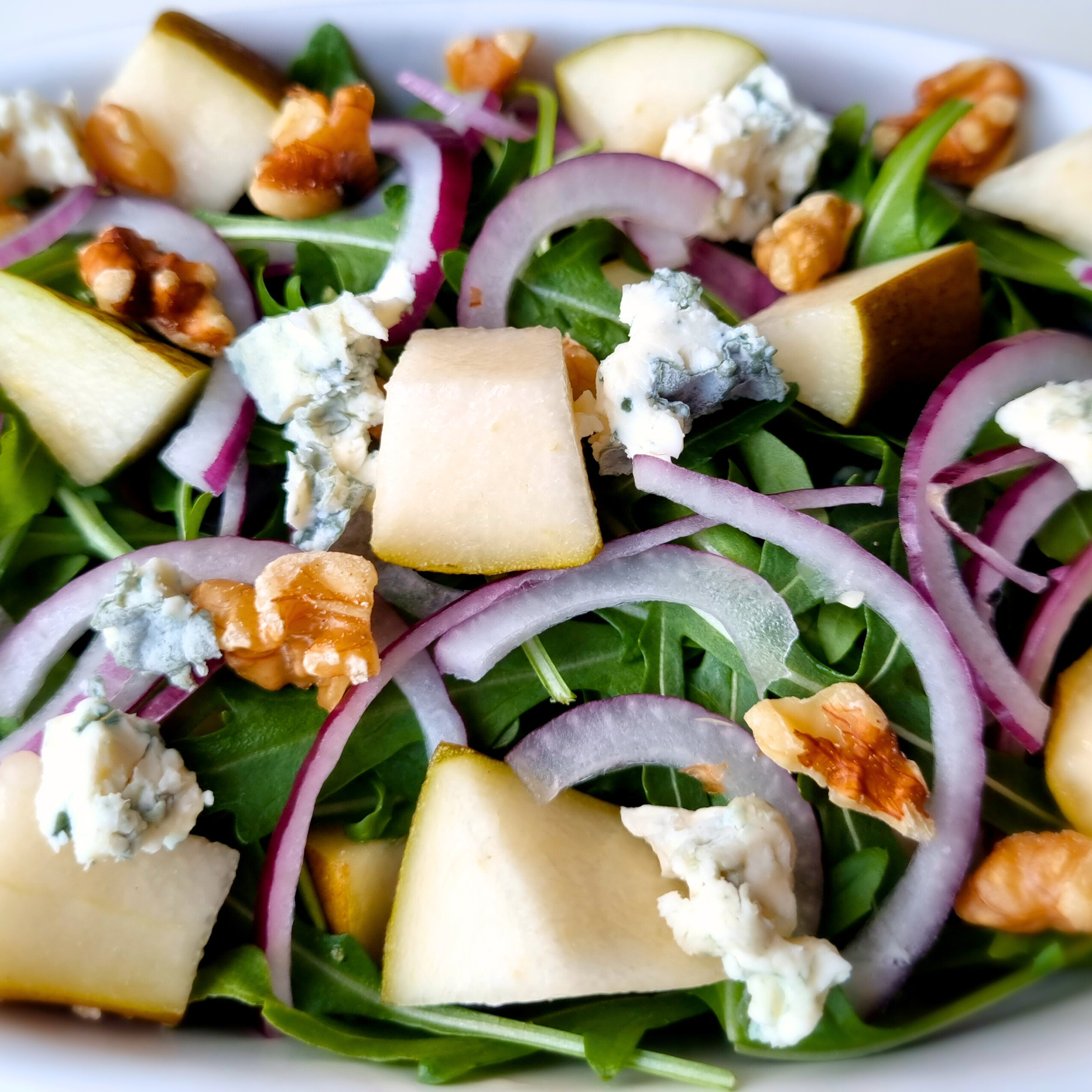 Verrukkelijke blauwe kaassalade met rode ui, walnoten & peer
