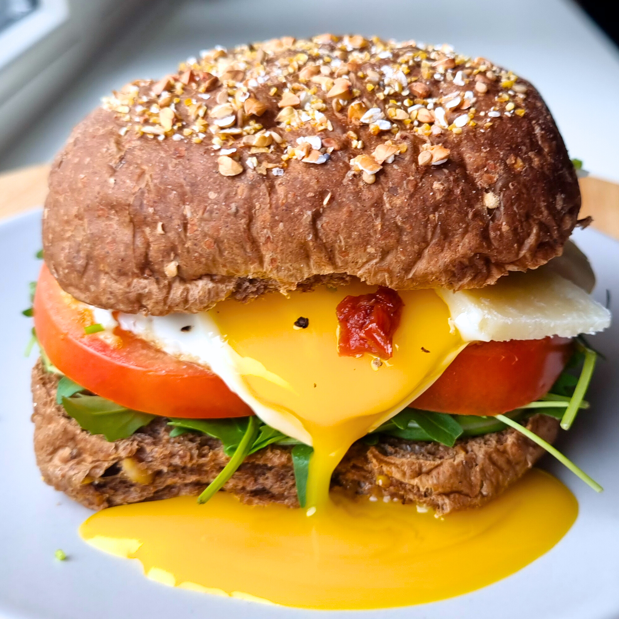 Een lekkere eiwitrijke start of pauze van de dag: met een volkoren broodje ei met Parmezaanse kaas en zongedroogde tomaat