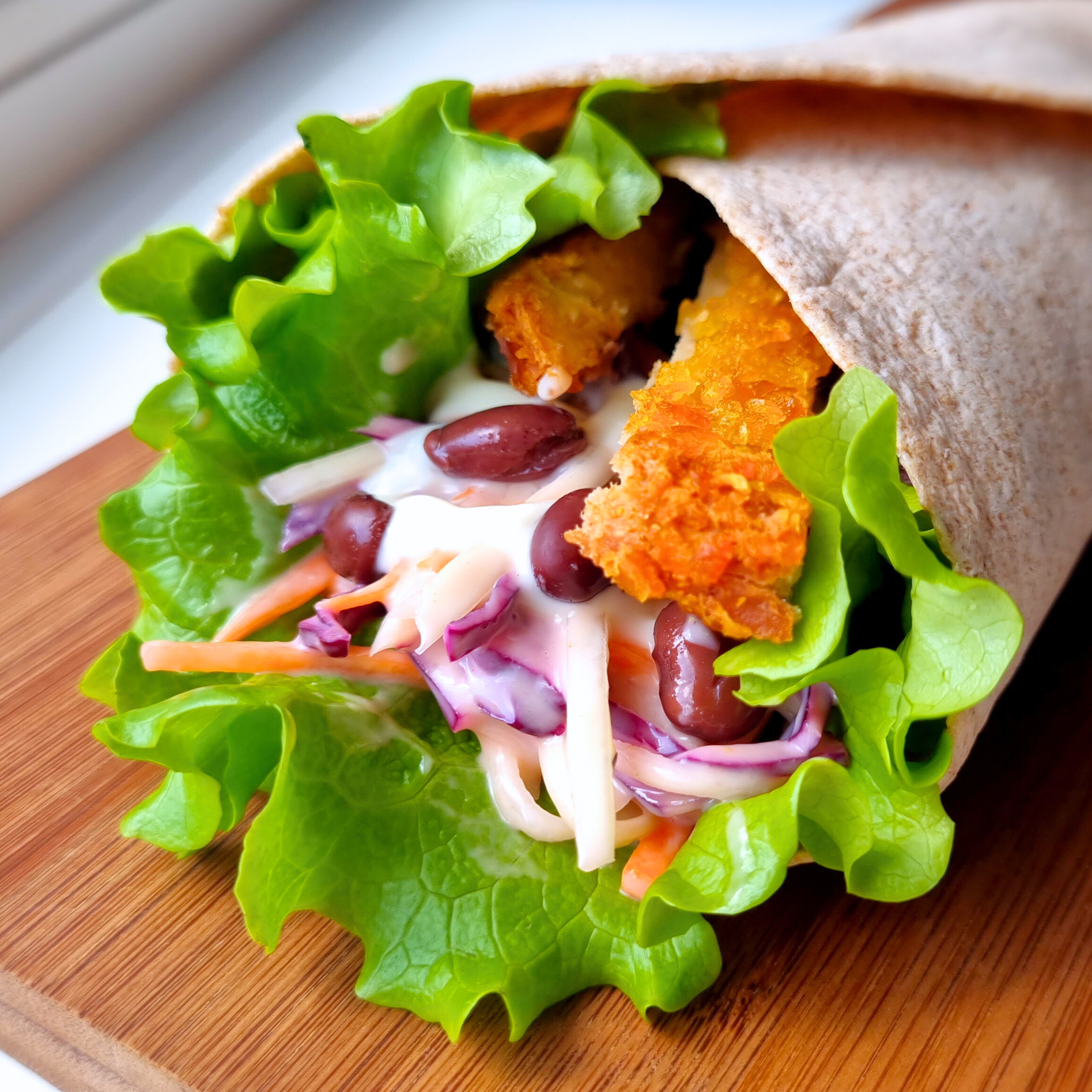 Wrap krokante vegan burger met coleslaw