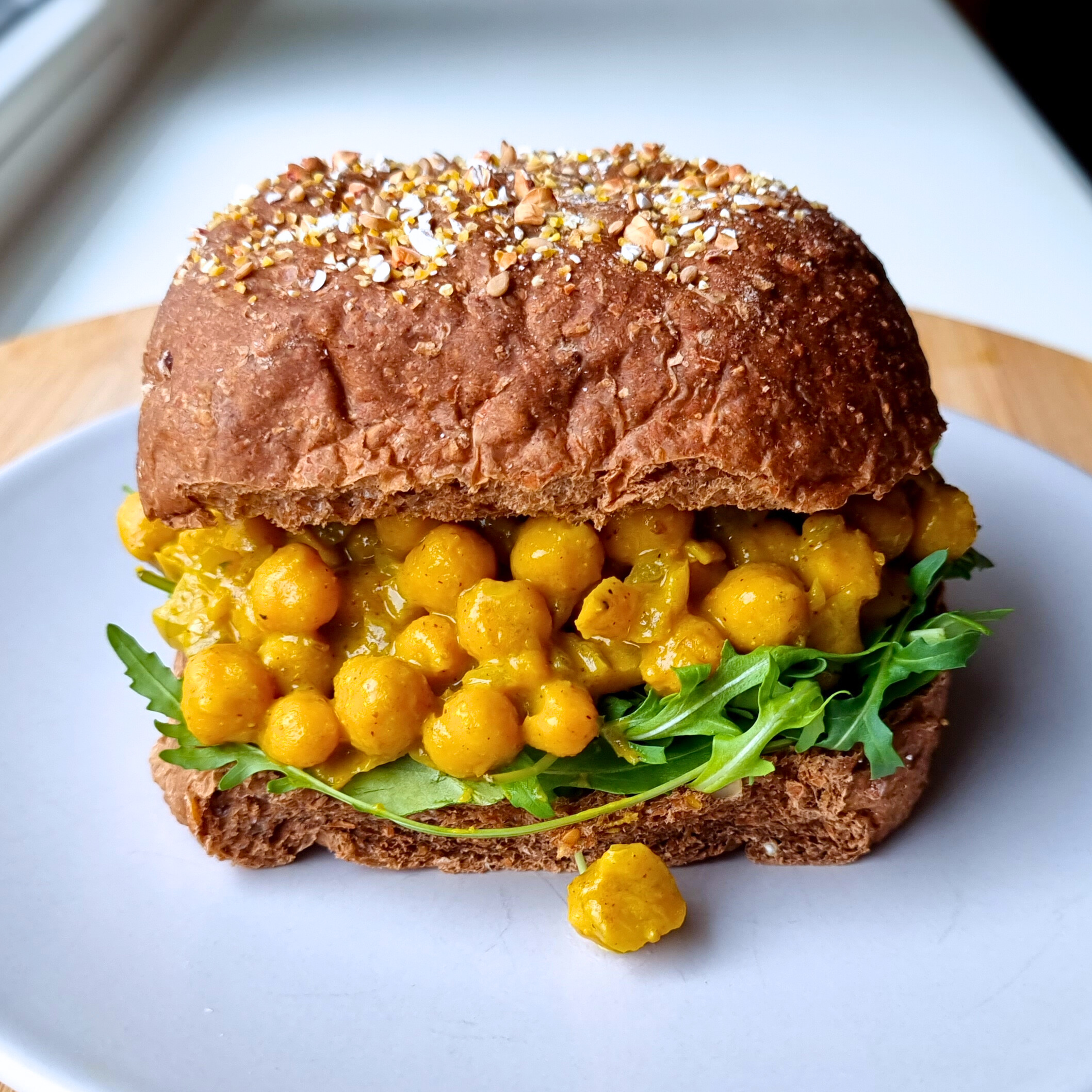 Kikkererwten in kerriekokosmelk op een zacht bolletje