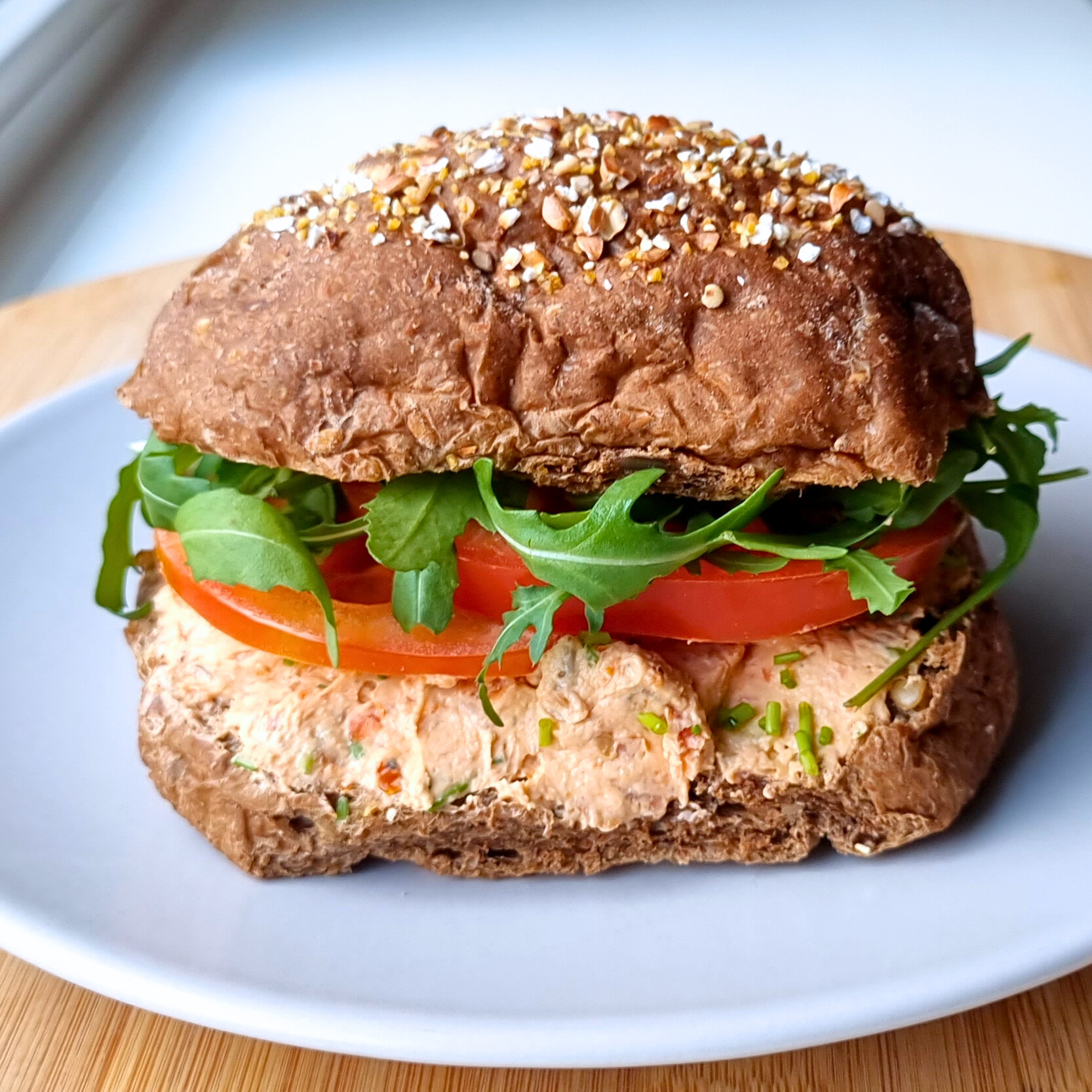 Zongedroogde tomaat-, bieslook- & walnootroomkaas op een volkoren bolletje