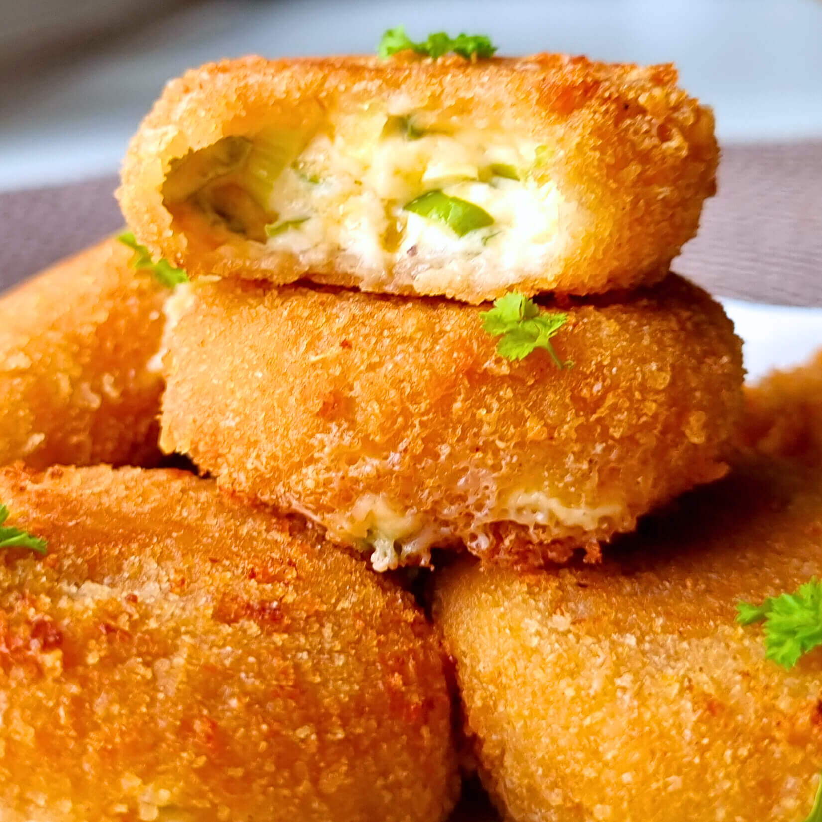 Roomkaashapjes met lente-ui, cheddar & jalapeño