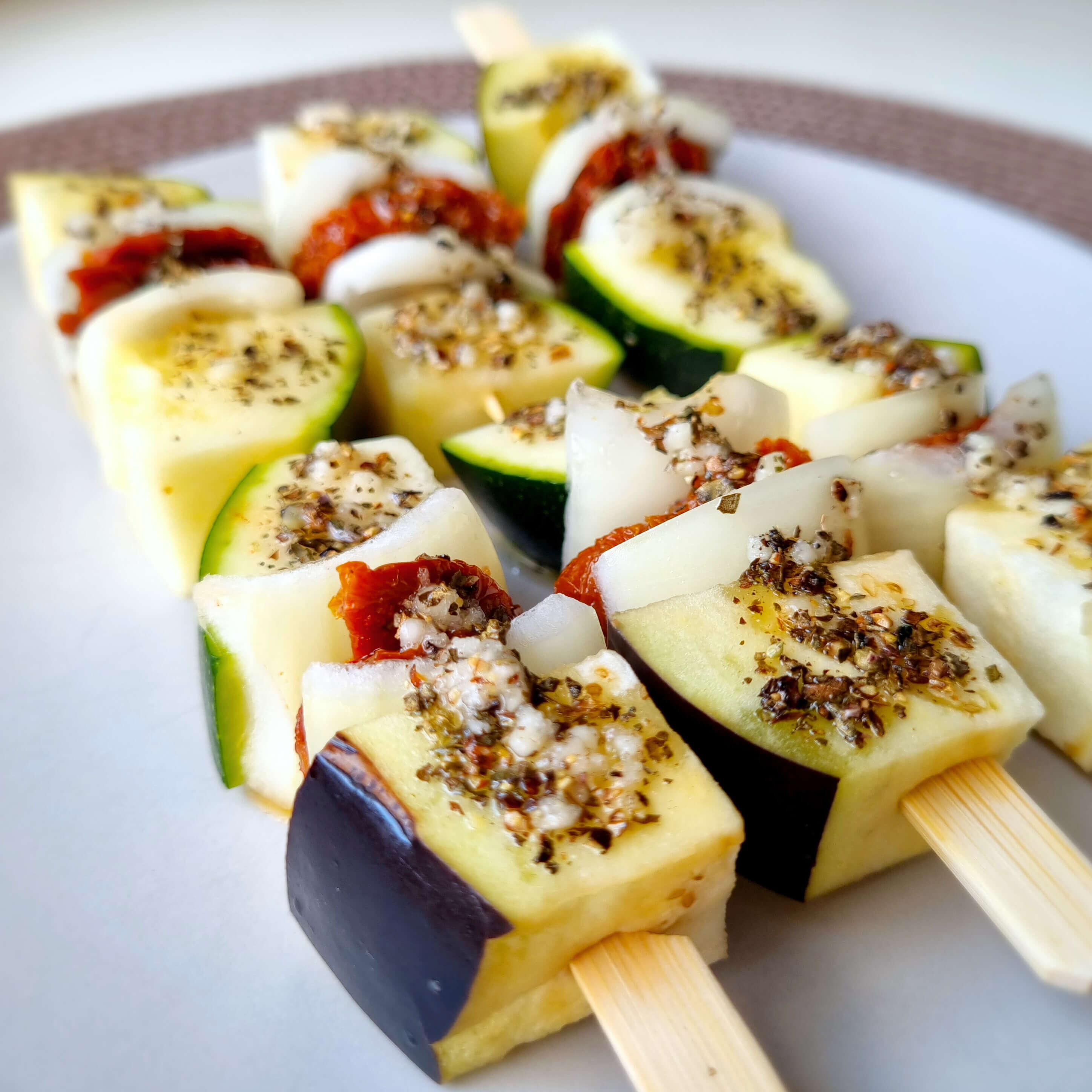 Vegan gourmetspiesjes courgette, aubergine & zongedroogde tomaat