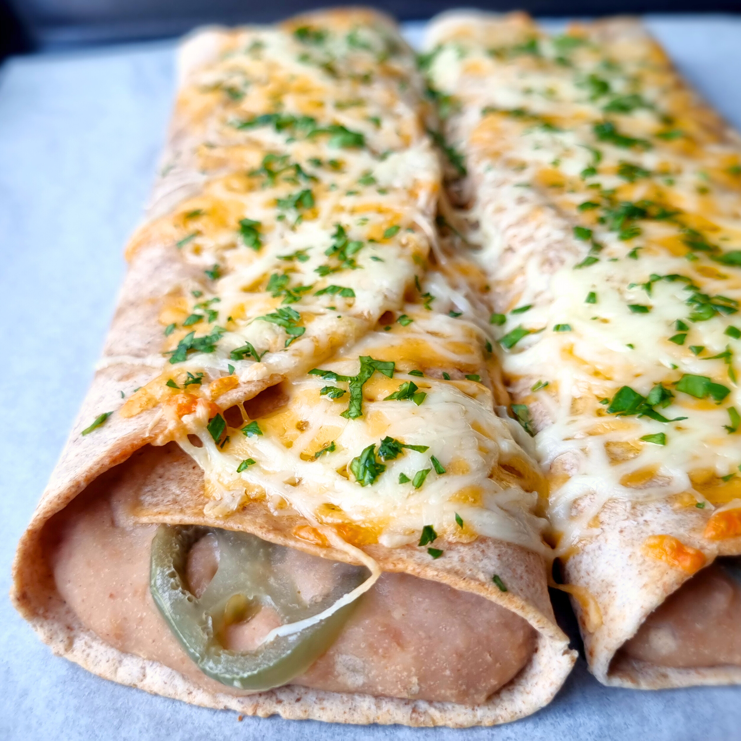 Wat is deze burrito lekker! Gevuld met refried beans en jalapeño's. Met gesmolten cheddar en jonge Goudse kaas