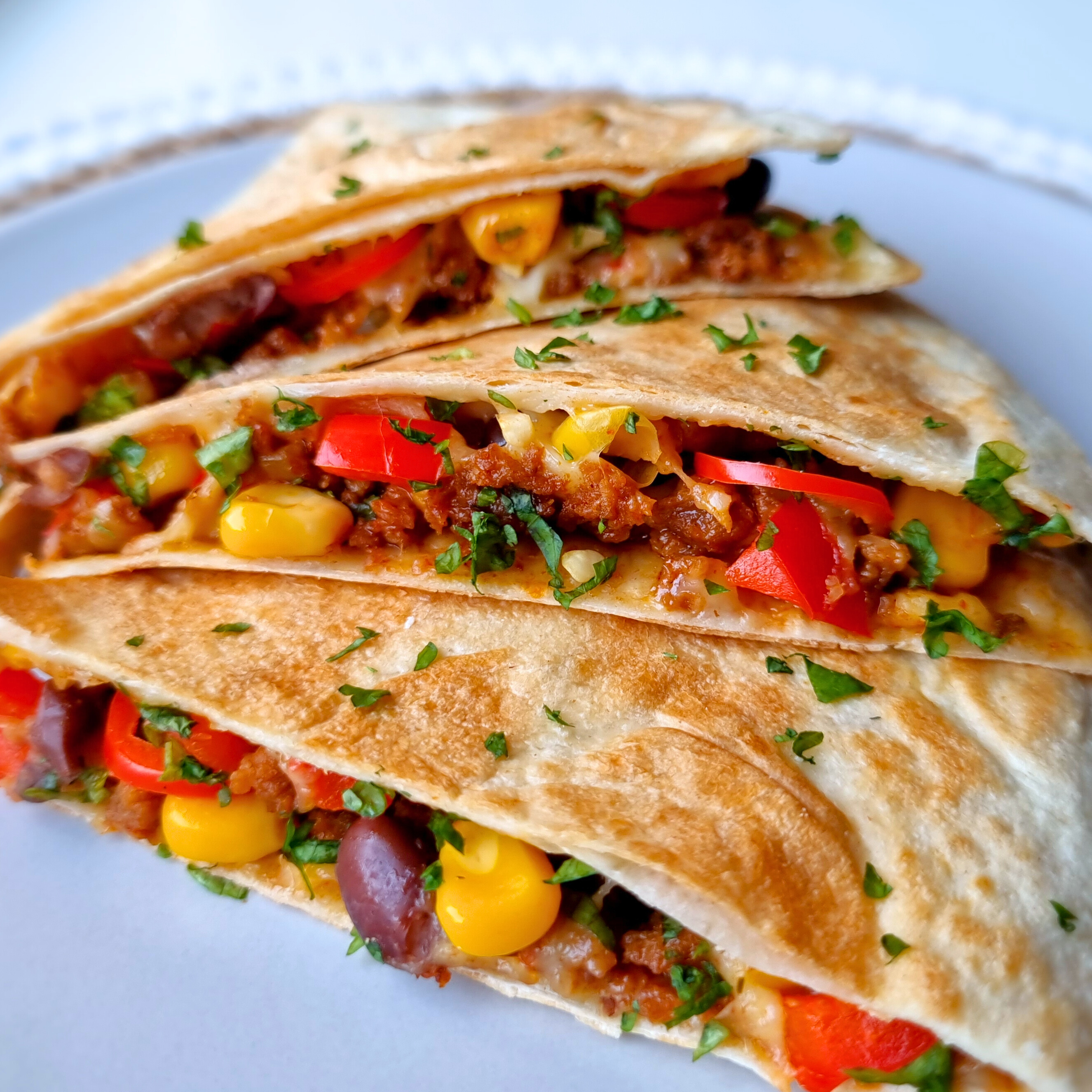 Overheerlijk vegetarisch hapje met lekker veel eiwitten en smaak. Mexicaanse quesadilla's met een tikkie pit