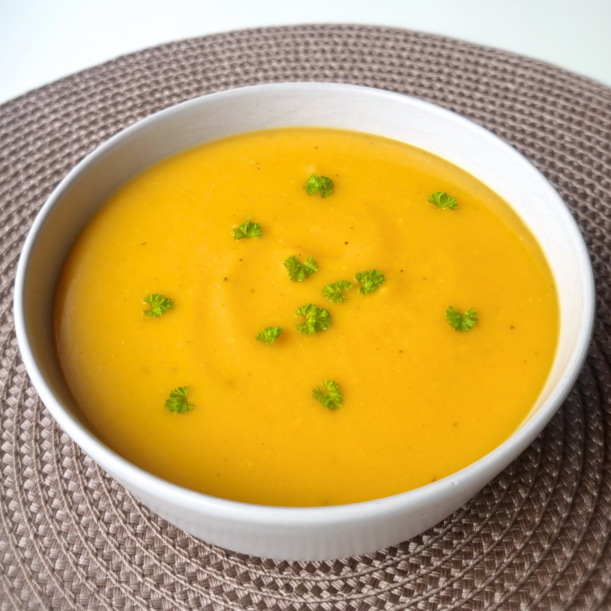 Gele erwtensoep met wortel, gember en aardappel. Lekker vullend, gezond en budget-friendly