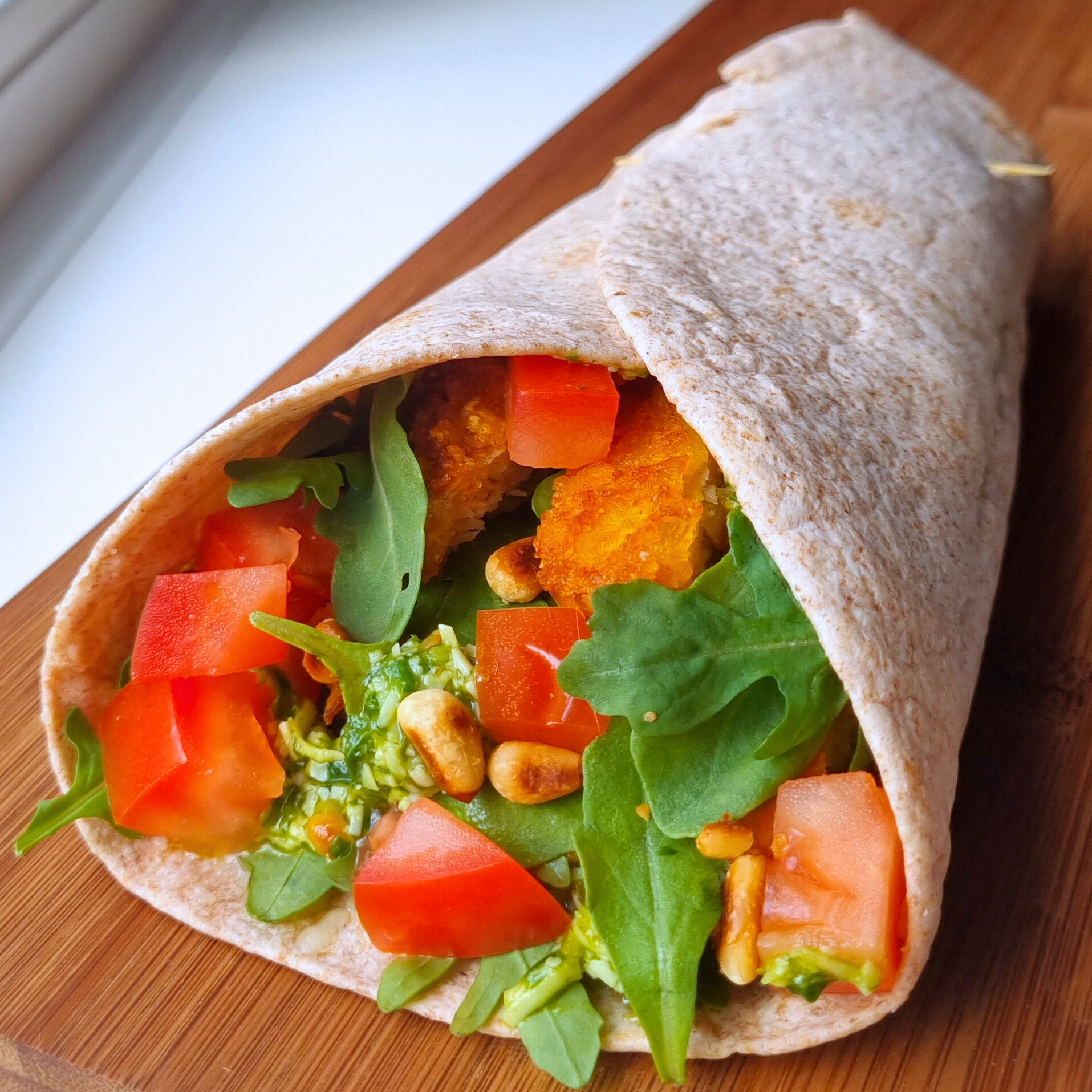 Vega wrap met mozzarella, pesto & krokante reepjes