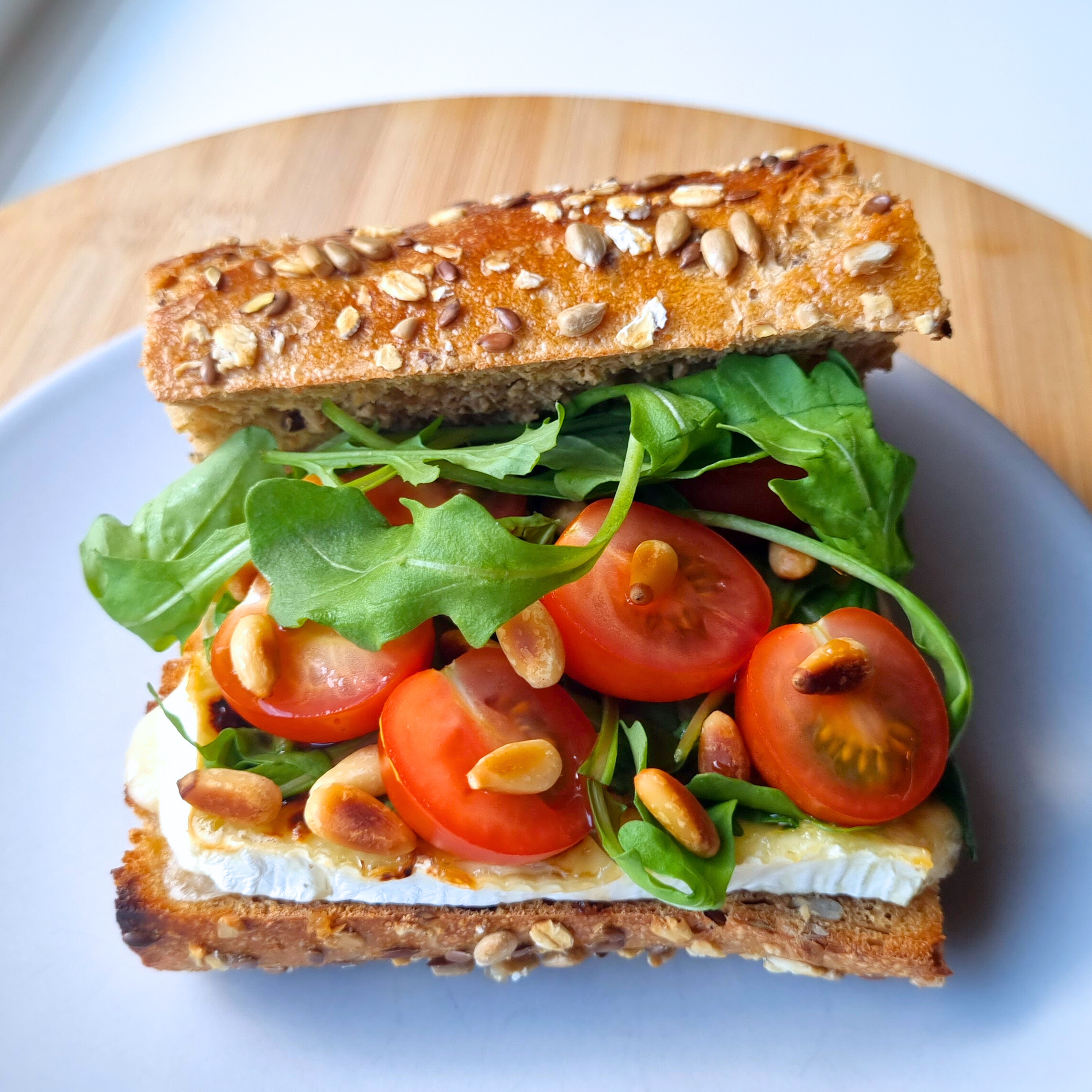 Meergranen baguette gekarameliseerde brie & geroosterde pijnboompitjes