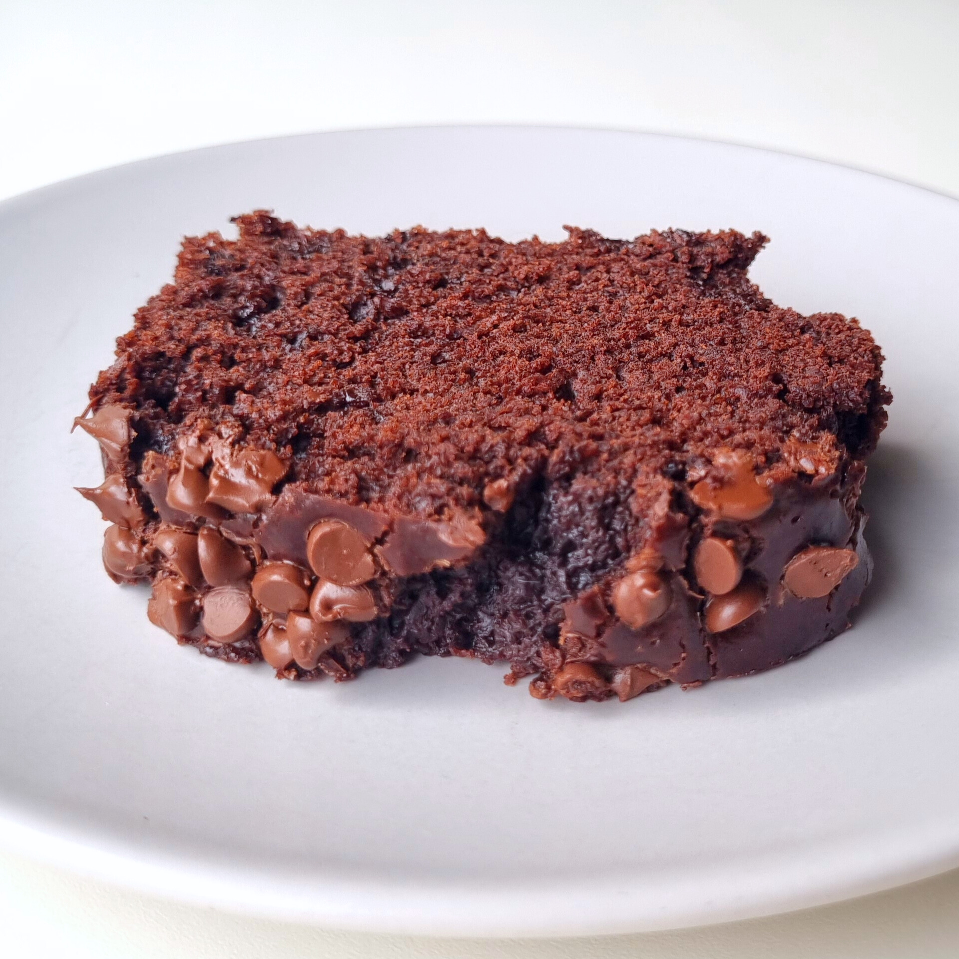 Veganistische chocoladecake met chocolate chips. Gemaakt met zonnebloemolie en sojamelk