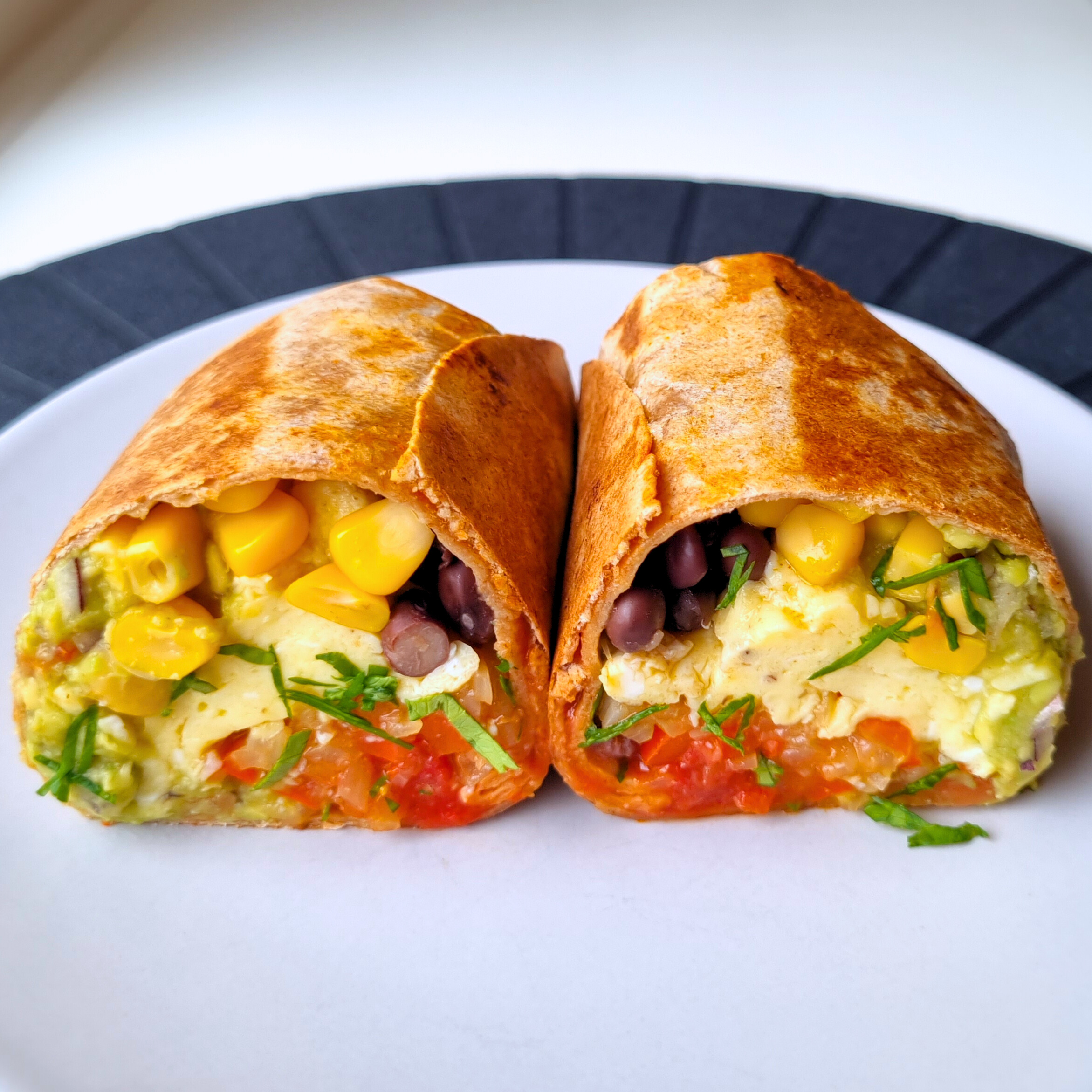 Gezonde vega breakfast burrito met guacemole & zwarte bonen