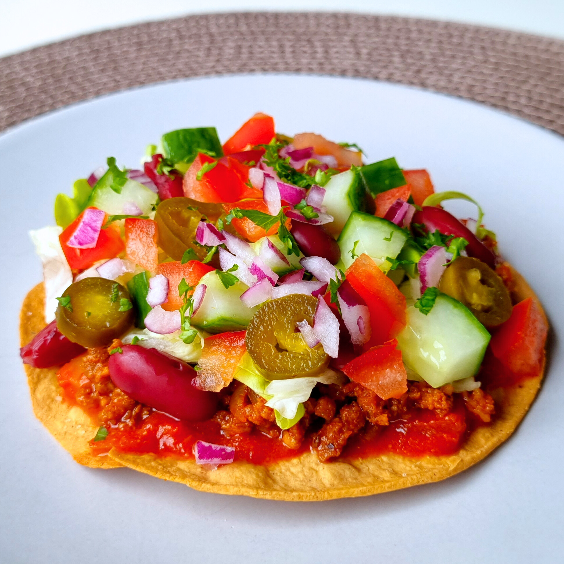 Vegan tostada met Mexicaans gekruid gehakt – slanke snack met veel eiwitten