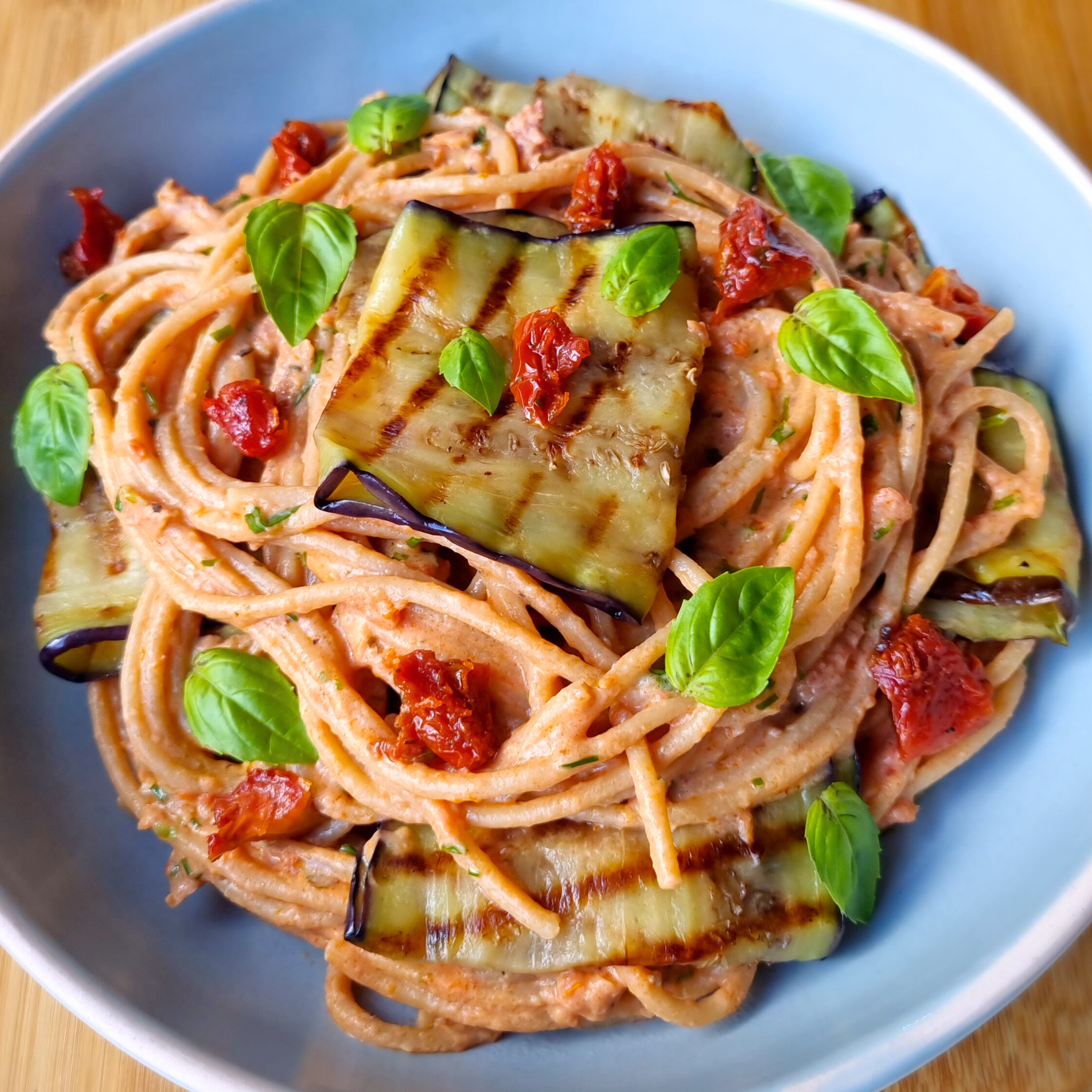Klaar binnen 20 minuten: deze verrukkelijke volkoren spaghetti met zongedroogde tomaat-ricottasaus en aubergine