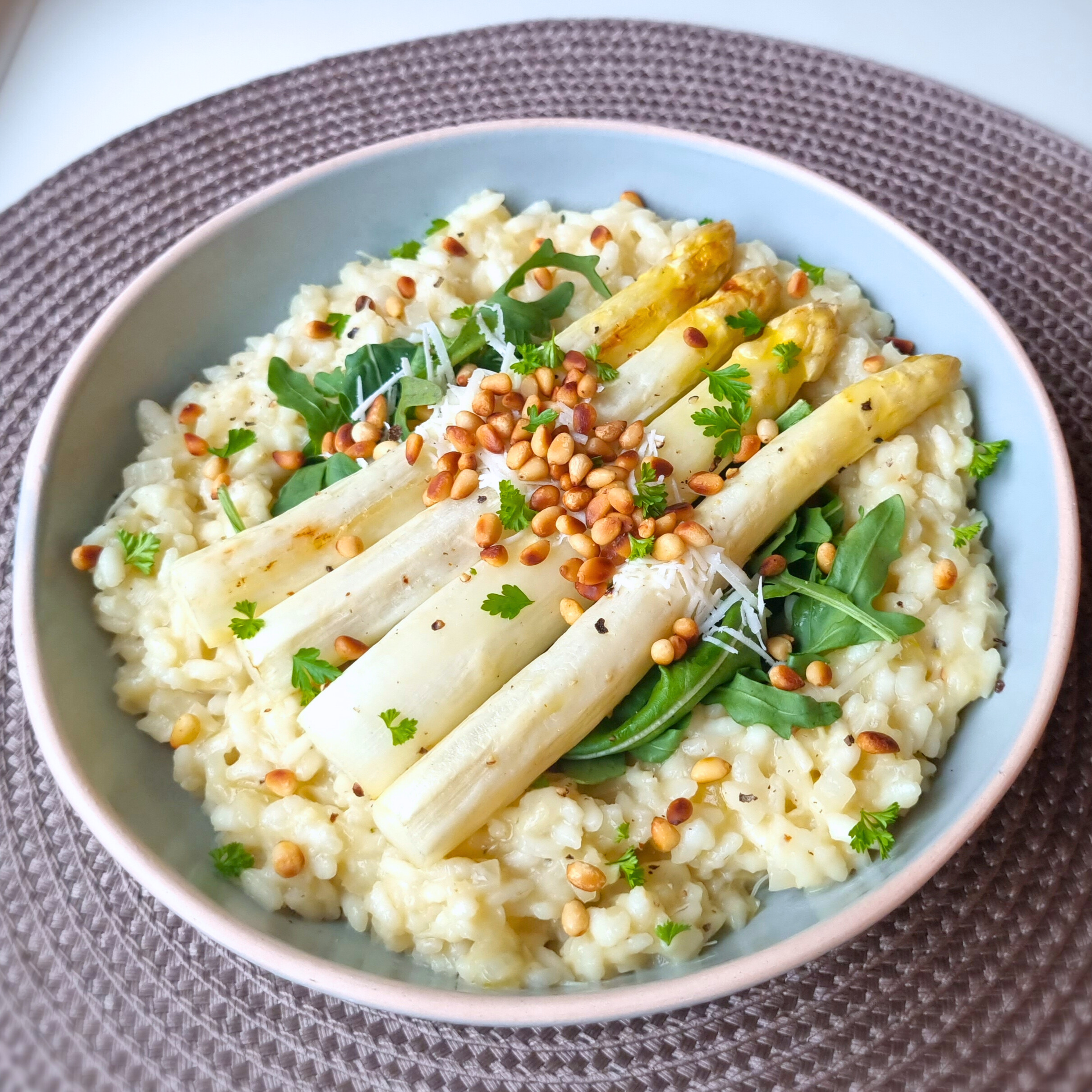 Een klassieker: risotto met witte asperges. Met heerlijke Pecorino Romano, geroosterde pijnboompitjes en rucola