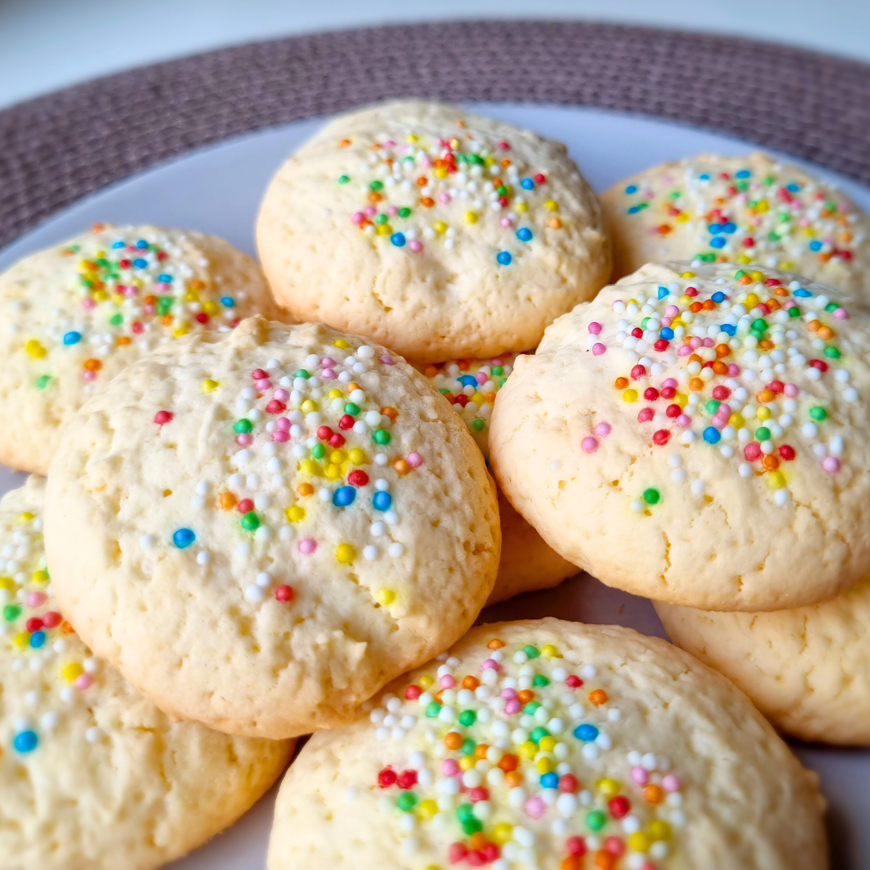 Recept voor Surinaamse maizenakoekjes gemaakt met roomboter, ei, vanille essence, suiker en suikermuisjes