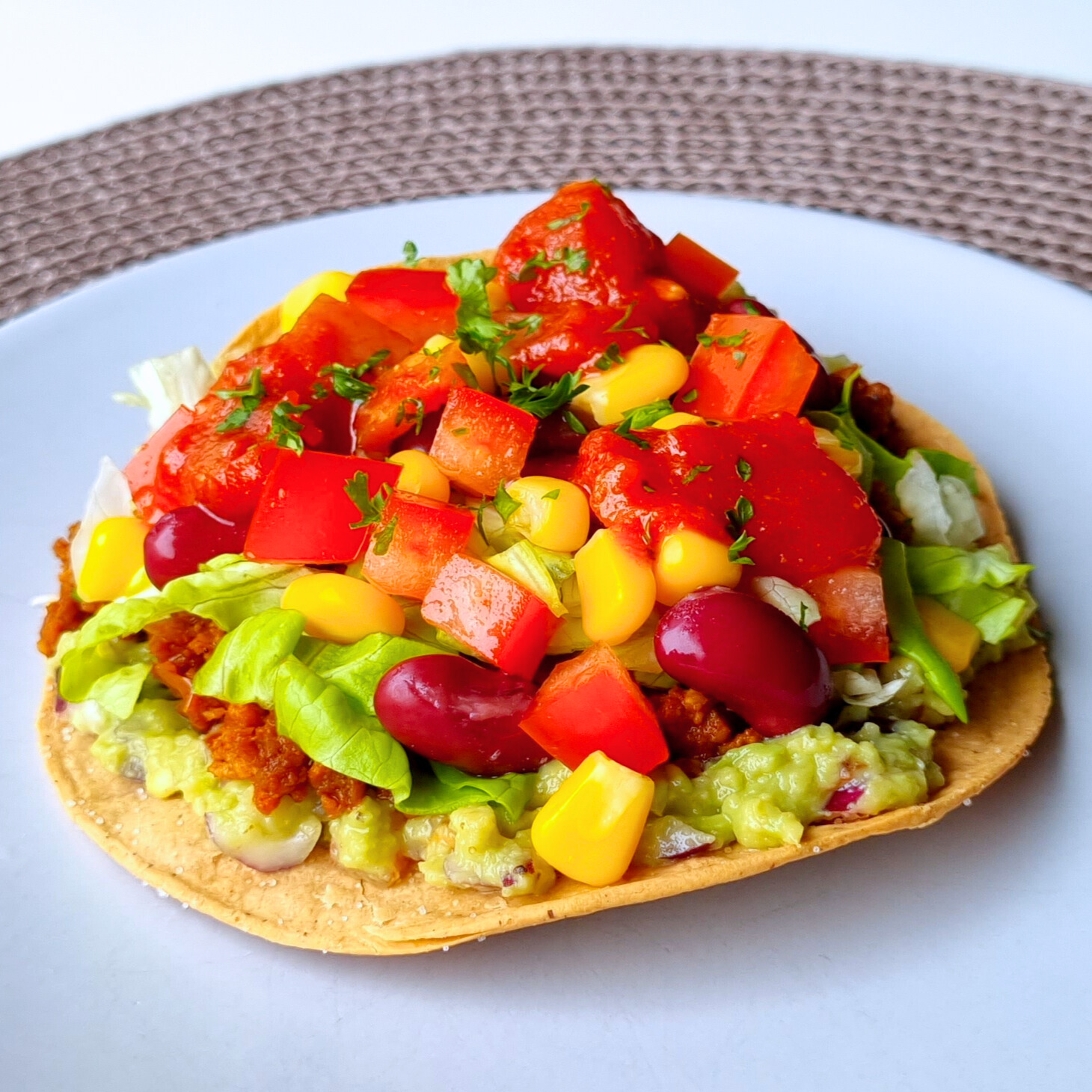 Eiwitrijke vegan tostada met Mexicaans gekruid gehakt & guacemole