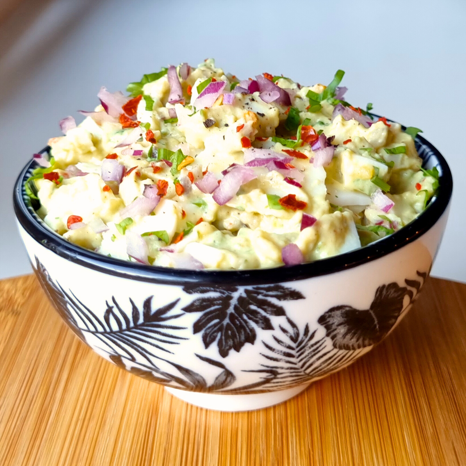 Avocado eiersalade met rode ui, Pecorino Romano & chilivlokken