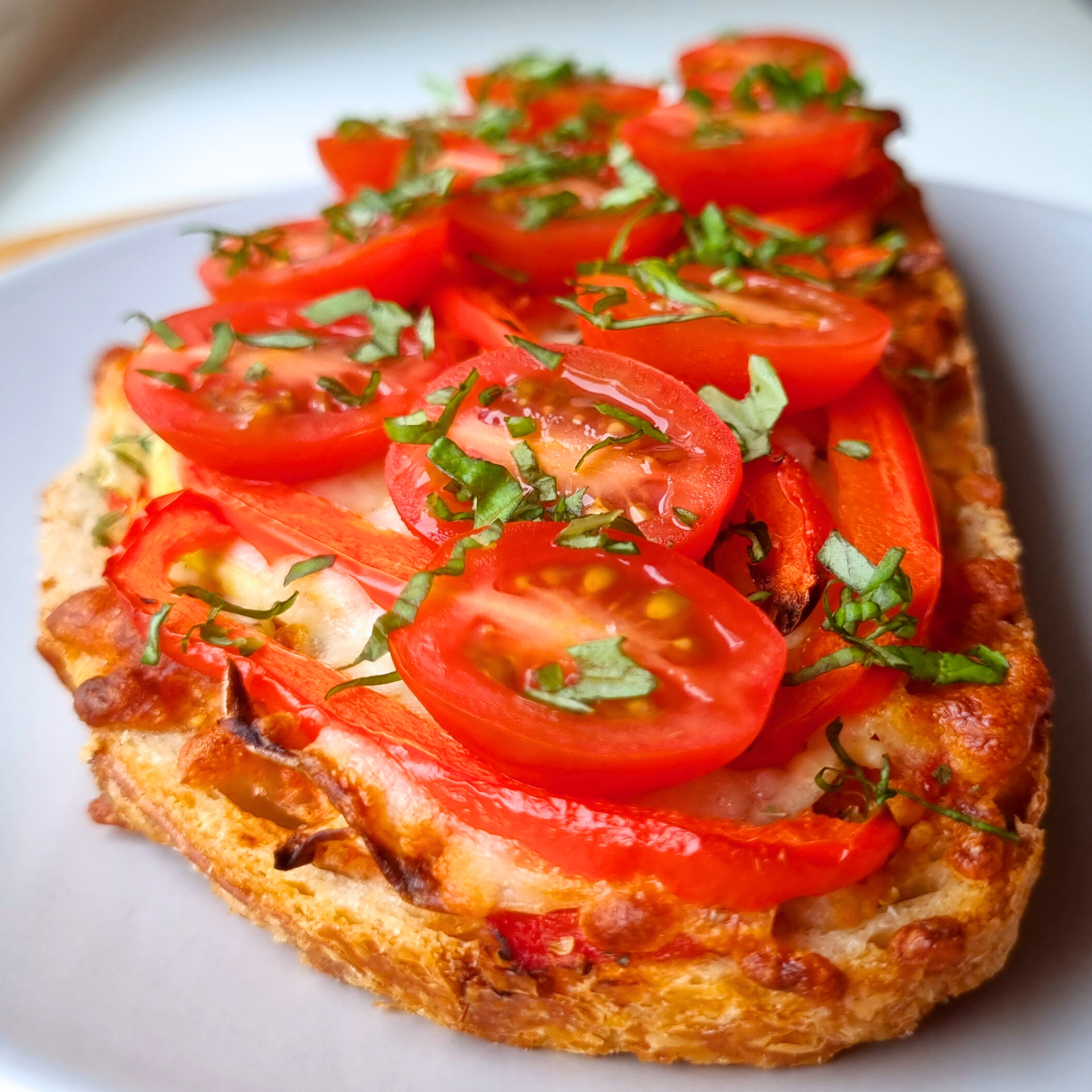 Eiwitrijk vegetarisch pizzabroodje toastie met tomatensaus & mozzarella