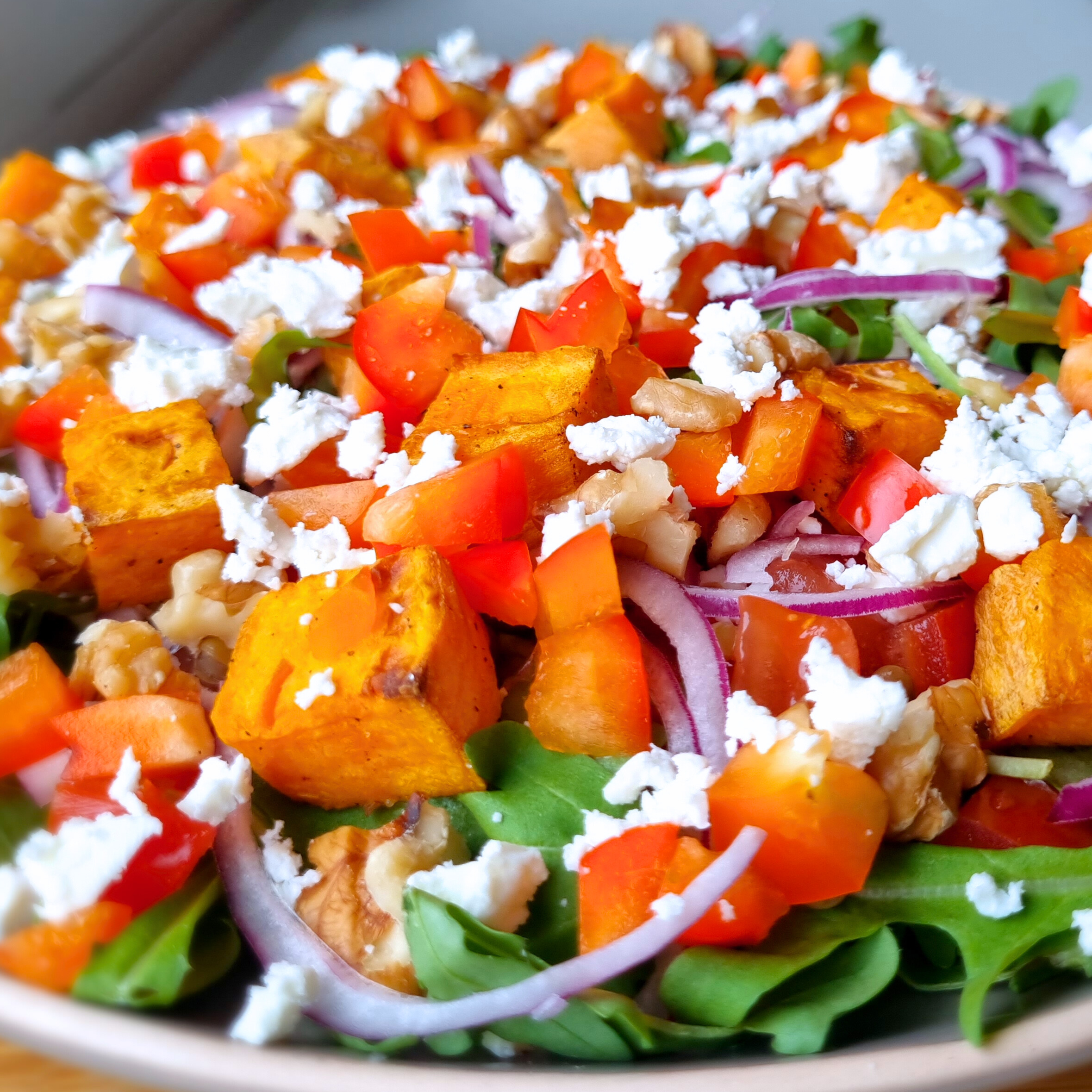 Klaar binnen 20 minuten en super lekker. Deze vegetarische maaltijdsalade met zoete aardappel, walnoot en feta