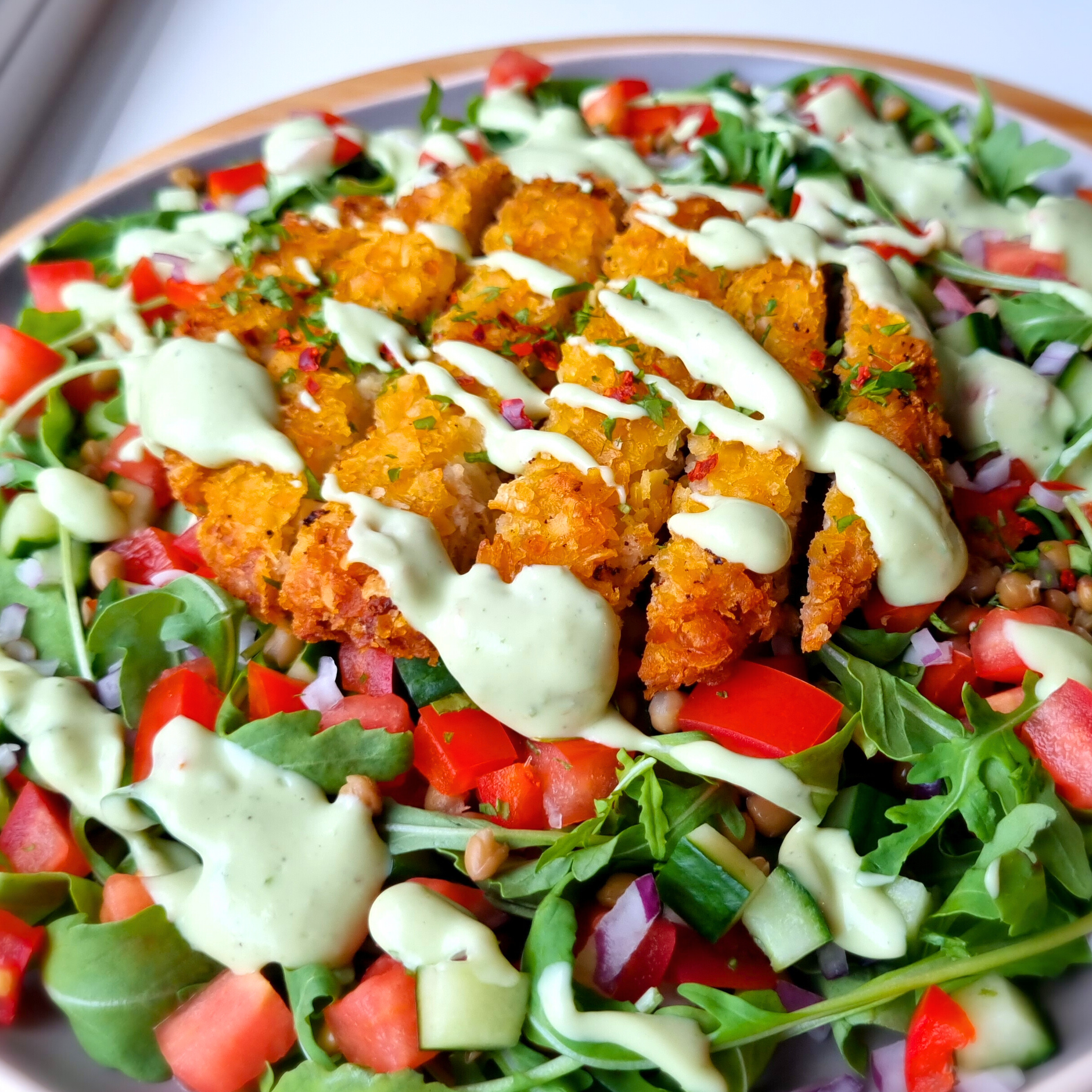 Proteïnerijke vullende vegan maaltijdsalade met veel groenten, peulvruchten, vezels en gezonde vetten
