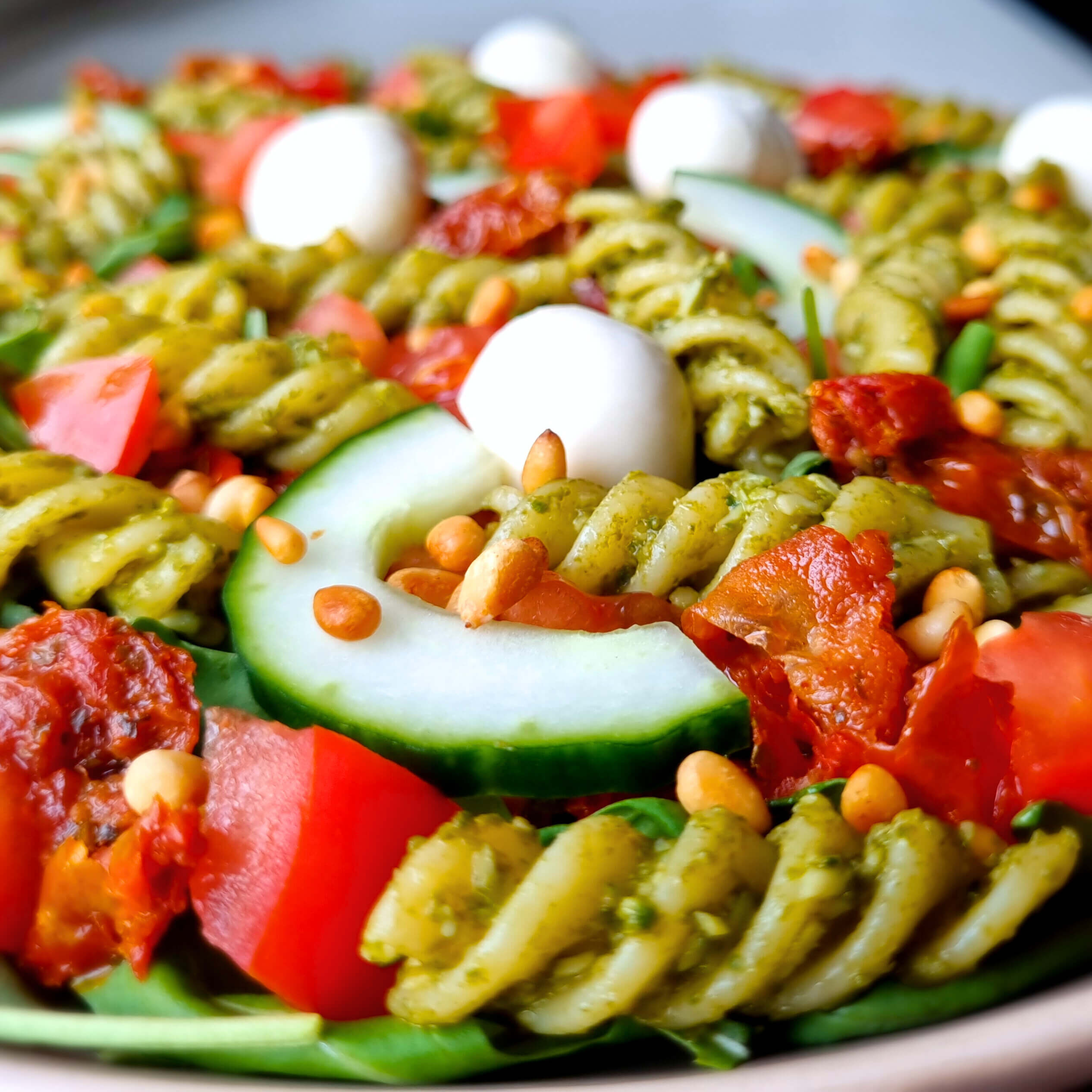 Vegetarische pastasalade met zelfgemaakte authentieke groene pesto en lekker veel groenten
