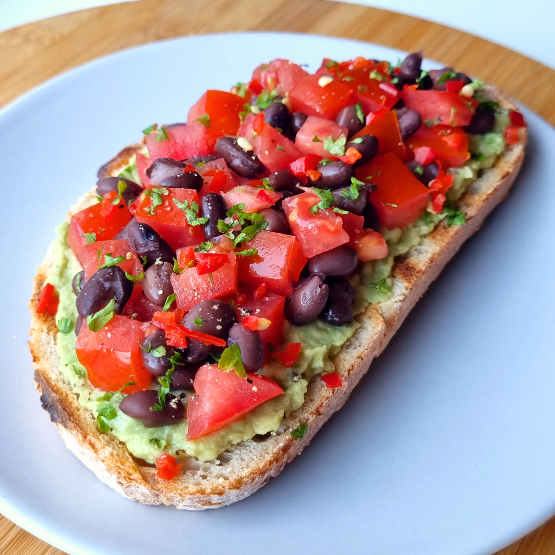 Avocadotoast met zwarte bonen, tomaat & chilipeper