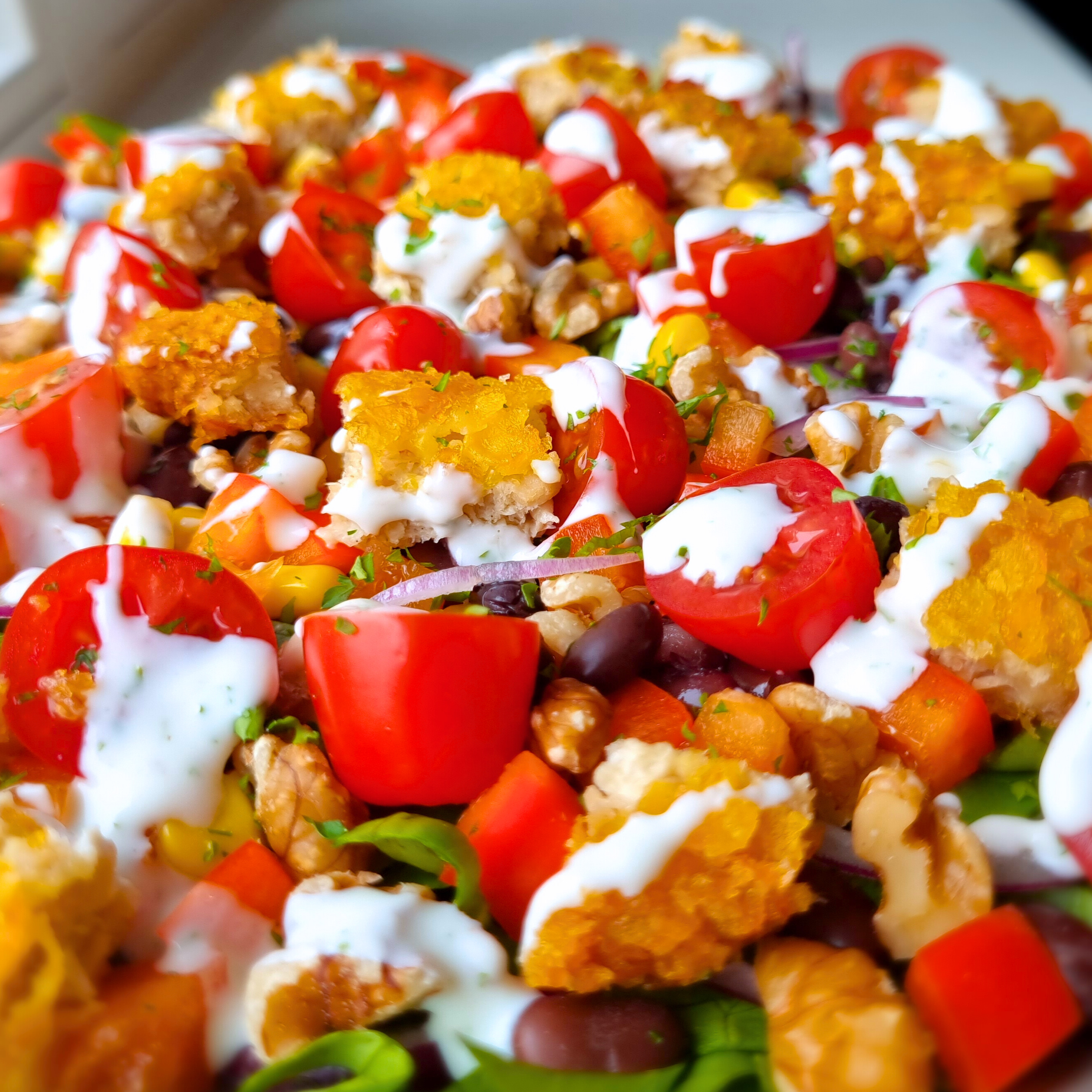 Gezonde, vullende veganistische maaltijdsalade met veel eiwitten, groenten, peulvruchten en vezels