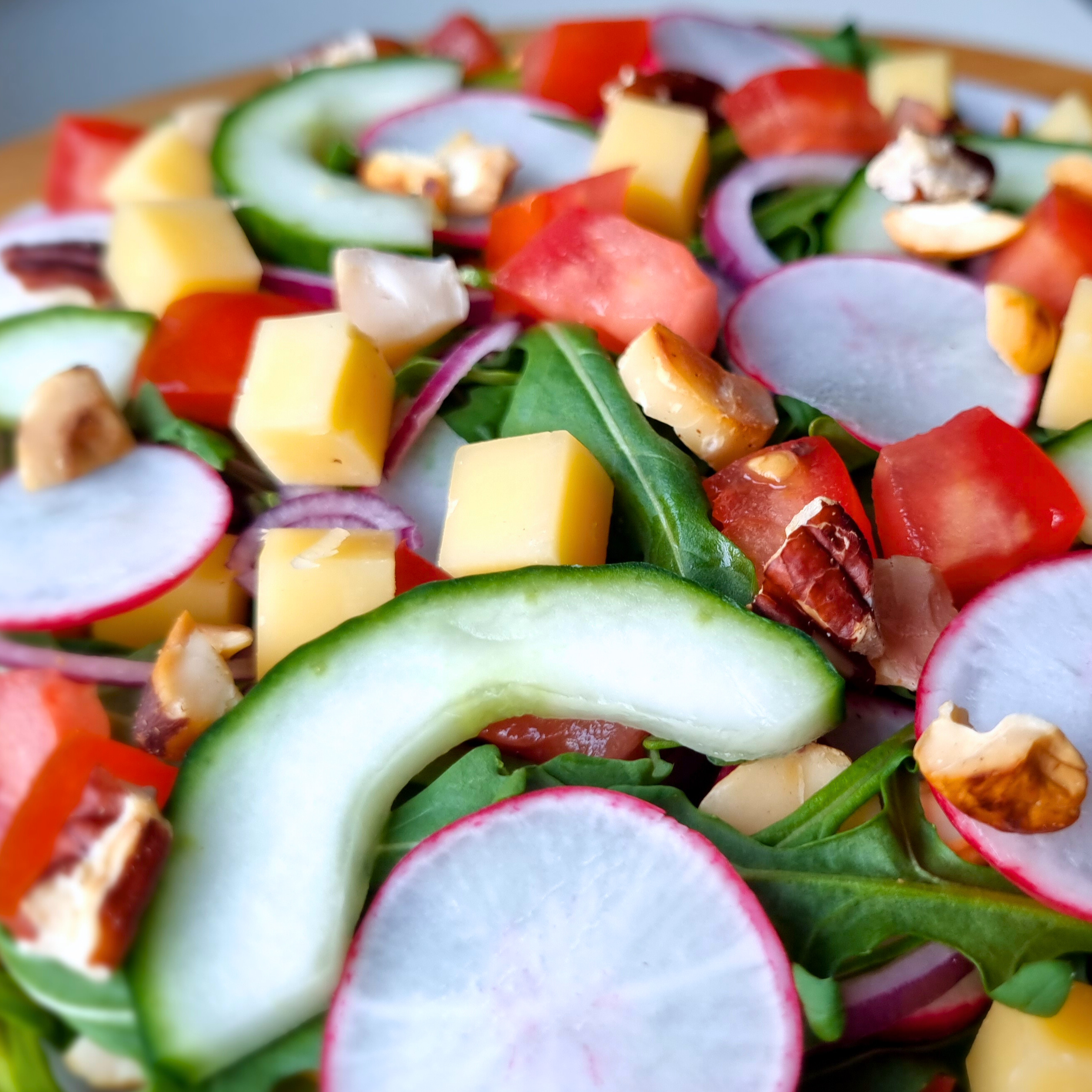 Super snelle en simpele vega salade met oude kaas, verse groenten en ongebrande notenmix