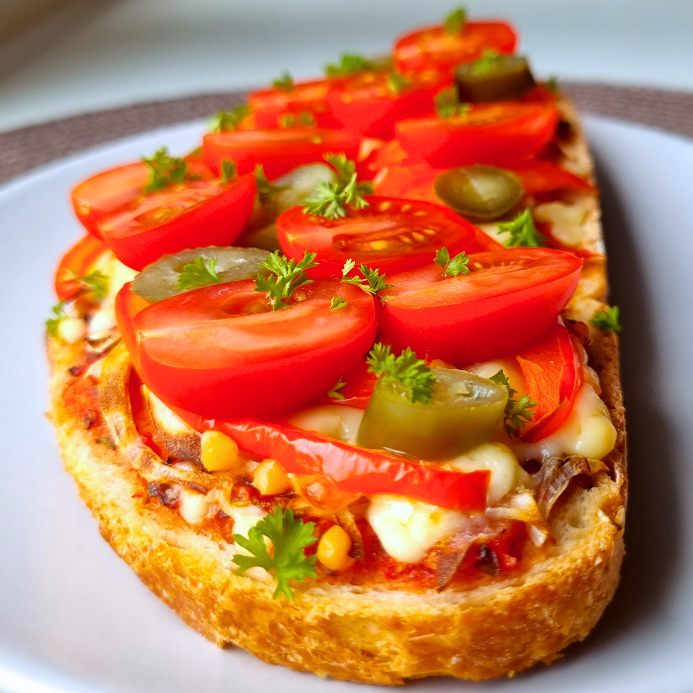 Pittig pizzabroodje paprika, tomaat & jalapeño