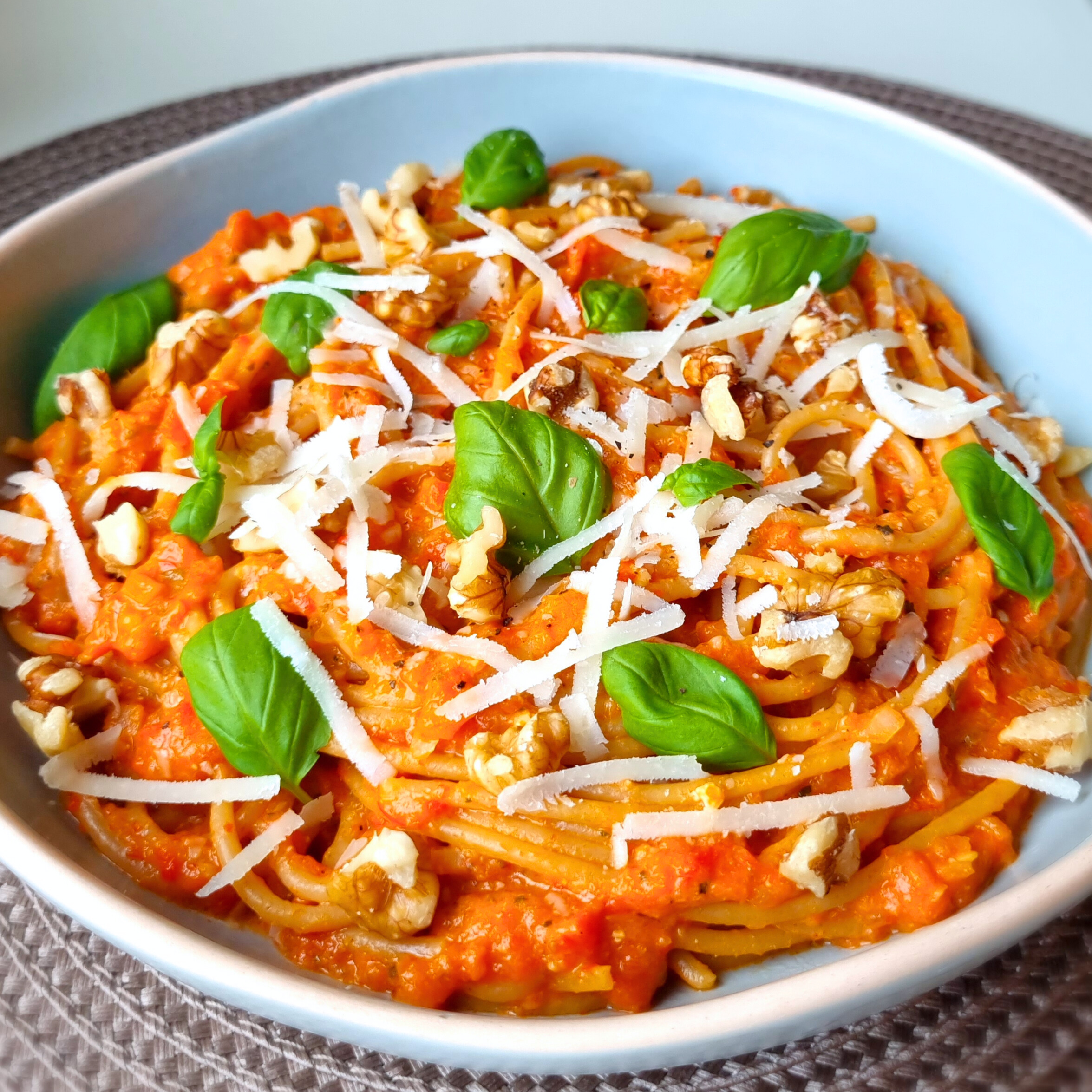 Geroosterde puntpaprika pasta met ricotta & walnoten