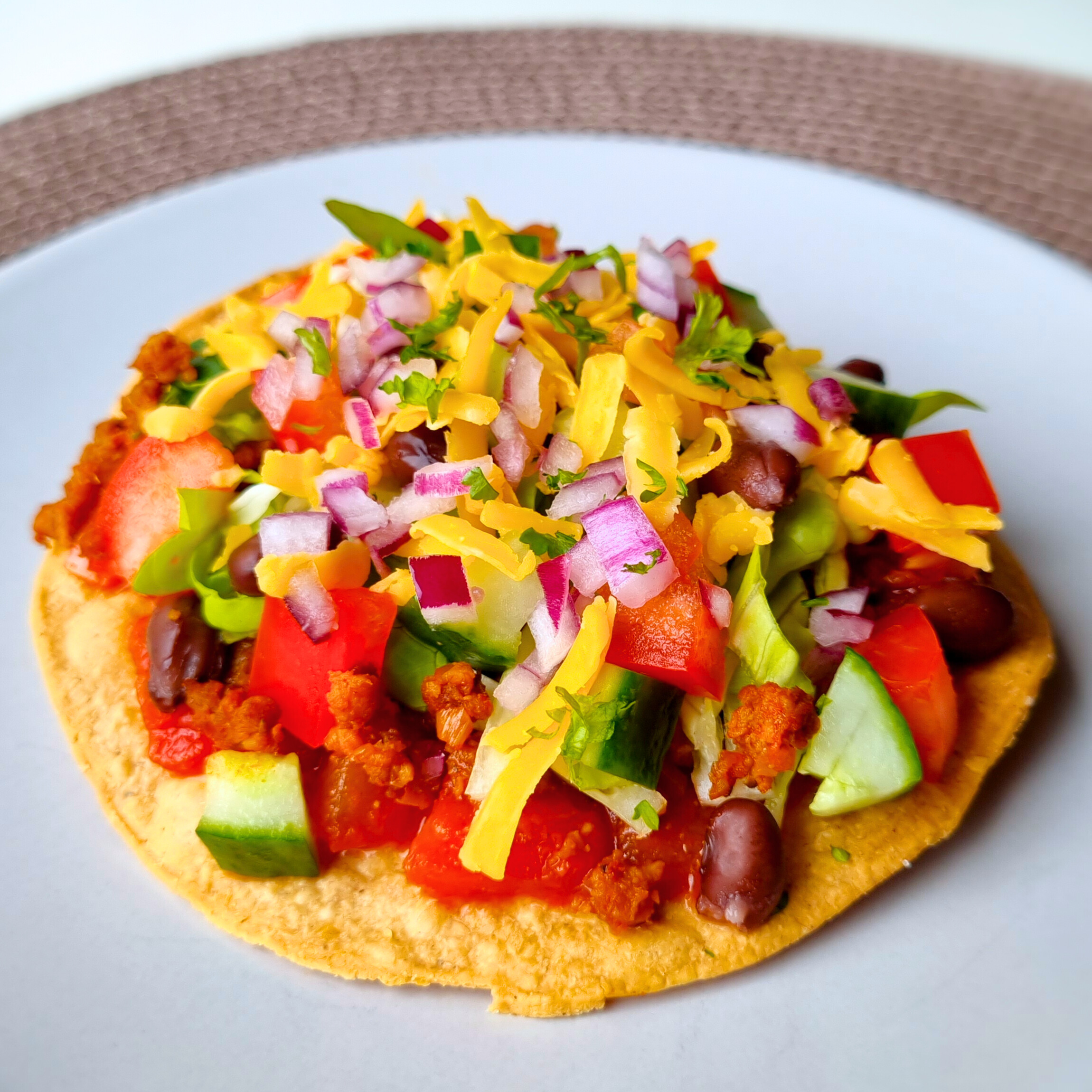 Verrukkelijke vega snack met veel eiwitten, smaak en groenten. Glutenvrije Mexicaanse tostada's