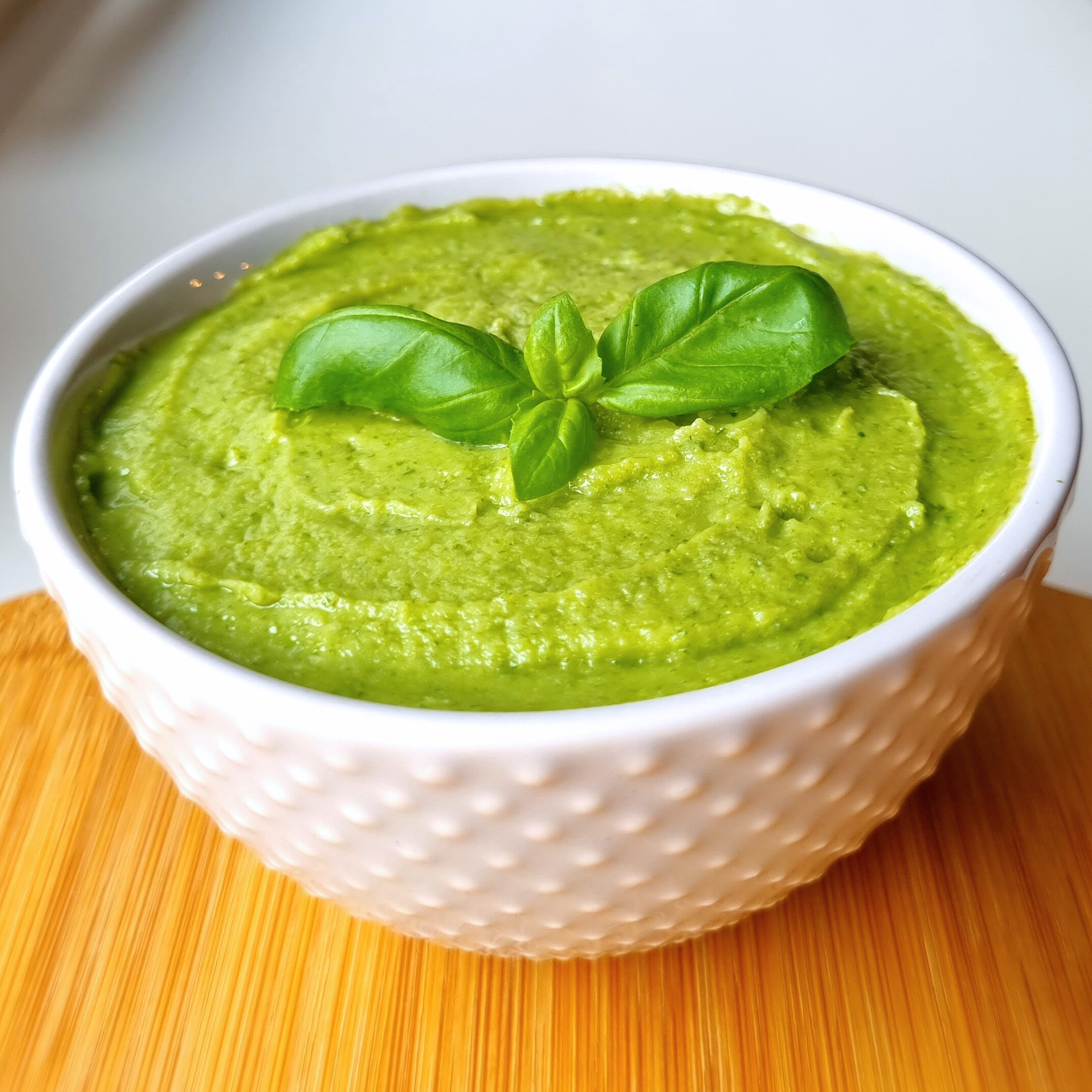 Super makkelijk om te maken en overheerlijk. Zelfgemaakte kruidenboter van roomboter met peterselie en basilicum